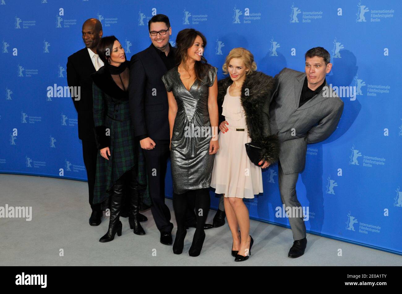 Schauspieler Julia Dietze, Christopher Kirby, Stephanie Paul, Regisseur Timo Vuorensola, Schauspieler Goetz Otto und Peta Sergeant besuchen die Fotozelle "Eiserner Himmel" für die 62. Internationalen Filmfestspiele Berlin, 11. Februar 2012 in Berlin. Die 62. Berlinale findet vom 09. Bis 19. Februar statt. Foto von Aurore Marechal/ABACAPRESS.COM Stockfoto