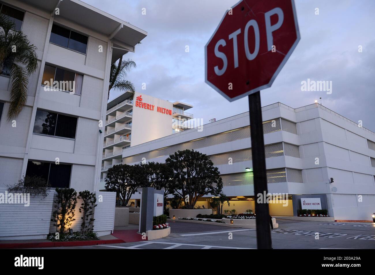 Das Beverly Hilton Hotel wurde 1.30 Stunden nach dem Tod von Whitney Houston gesehen. Die Diva wurde um 15.55 Uhr tot in ihrem Zimmer aufgefunden. Sie sollte an der jährlichen Clive Davis Party teilnehmen, die im selben Hotel stattfand. Los Angeles, CA, USA, 11. Februar 2012. Foto von Lionel Hahn/ABACAPRESS.COM Stockfoto