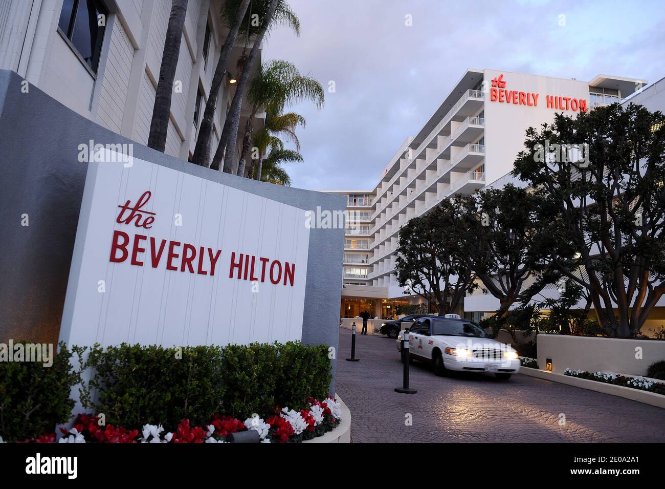 Das Beverly Hilton Hotel wurde 1.30 Stunden nach dem Tod von Whitney Houston gesehen. Die Diva wurde um 15.55 Uhr tot in ihrem Zimmer aufgefunden. Sie sollte an der jährlichen Clive Davis Party teilnehmen, die im selben Hotel stattfand. Los Angeles, CA, USA, 11. Februar 2012. Foto von Lionel Hahn/ABACAPRESS.COM Stockfoto