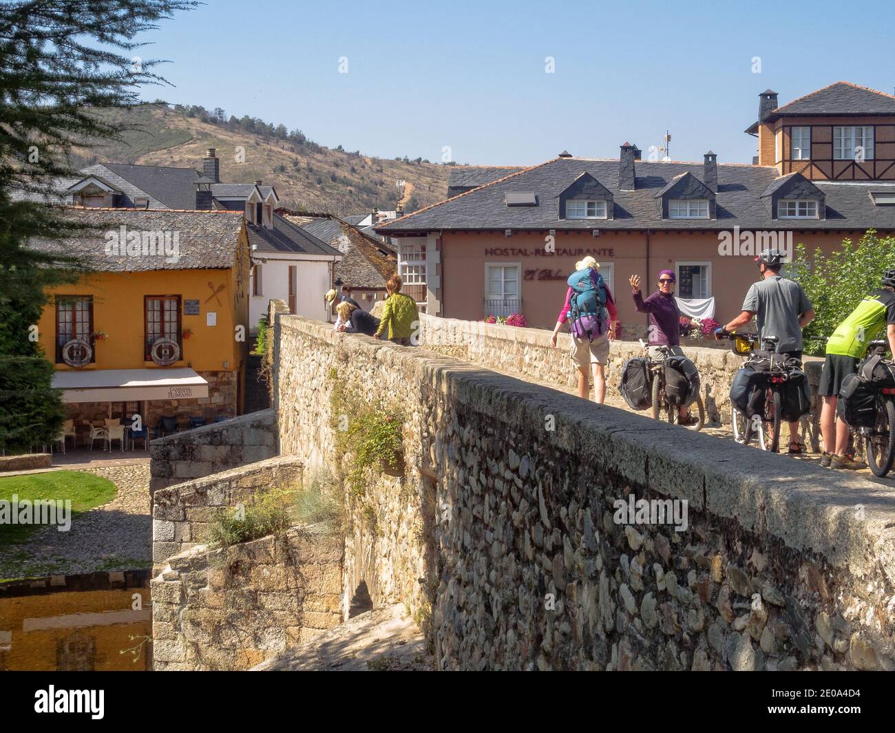 Pilger auf der römischen Brücke über den Fluss Meuelo - Molinaseca, Kastilien und Leon, Spanien Stockfoto