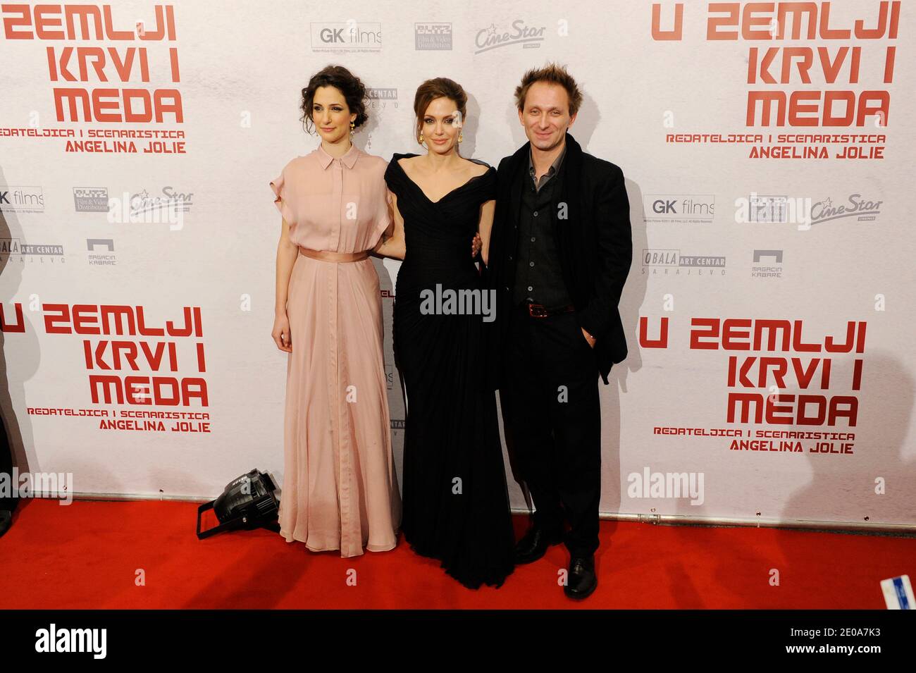 Zana Marjanovic, Angelina Jolie, Goran Kostic bei der Premiere ihres Films "im Land des Blutes und des Honigs" in Sarajevo, Bosnien und Herzegowina am 14. Februar 2012. Foto von Midhat Poturovic/ABACAPRESS.COM Stockfoto