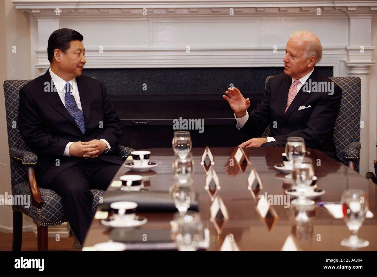 Der US-Vizepräsident Joe Biden (R) und der chinesische Vizepräsident Xi Jinping halten am 14. Februar 2012 im Roosevelt-Raum im Weißen Haus in Washington ein erweitertes bilaterales Treffen mit anderen US- und chinesischen Beamten ab. Während seines Aufenthalts in Washington wird Vizepräsident Xi mit Biden, Präsident Barack Obama und anderen hochrangigen Regierungsvertretern zusammentreffen, um eine breite Palette bilateraler, regionaler und globaler Fragen zu erörtern. Foto von Chip Somodevilla/Pool/ABACAPRESS.COM Stockfoto