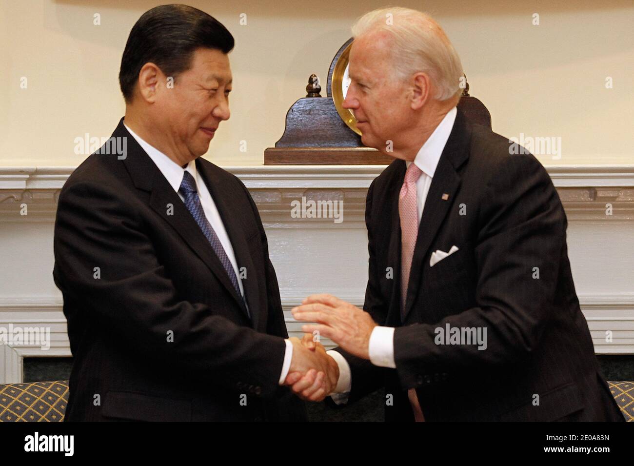 Der US-Vizepräsident Joe Biden (R) und der chinesische Vizepräsident Xi Jinping schütteln die Hände vor einem erweiterten bilateralen Treffen mit anderen US- und chinesischen Beamten im Roosevelt-Raum im Weißen Haus in Washington am 14. Februar 2012. Während seines Aufenthalts in Washington wird Vizepräsident Xi mit Biden, Präsident Barack Obama und anderen hochrangigen Regierungsvertretern zusammentreffen, um eine breite Palette bilateraler, regionaler und globaler Fragen zu erörtern. Foto von Chip Somodevilla/Pool/ABACAPRESS.COM Stockfoto