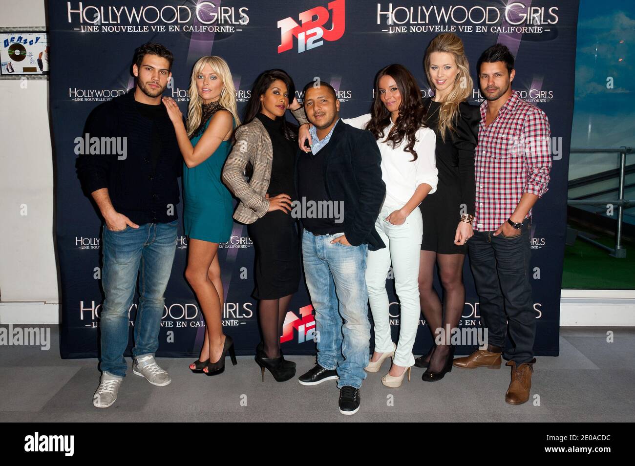 Kevin Miranda, Caroline Receveur, Ayem Nour, Kamel Djibaoui, Laura Coll (aka Sandra), Und Sylvia Jagieniak (aka Chloe) und Nicolas Suret bei der Photocall für die Pressekonferenz der neuen NRJ 12 scripted Reality TV Show Hollywood Girls - Une Nouvelle Vie en Californie im Büro der NRJ Group , am 20. Februar 2012 in Paris, Frankreich statt. Foto von Nicolas Genin/ABACAPRESS.COM Stockfoto