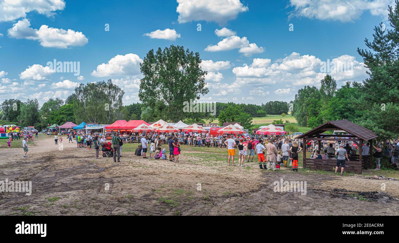 Cedynia, Polen, 2019. Juni Massen von Touristen oder Zuschauern beobachten mittelalterliche Kriegerturnier bei historischen Nachstellung der Schlacht von Cedynia Stockfoto