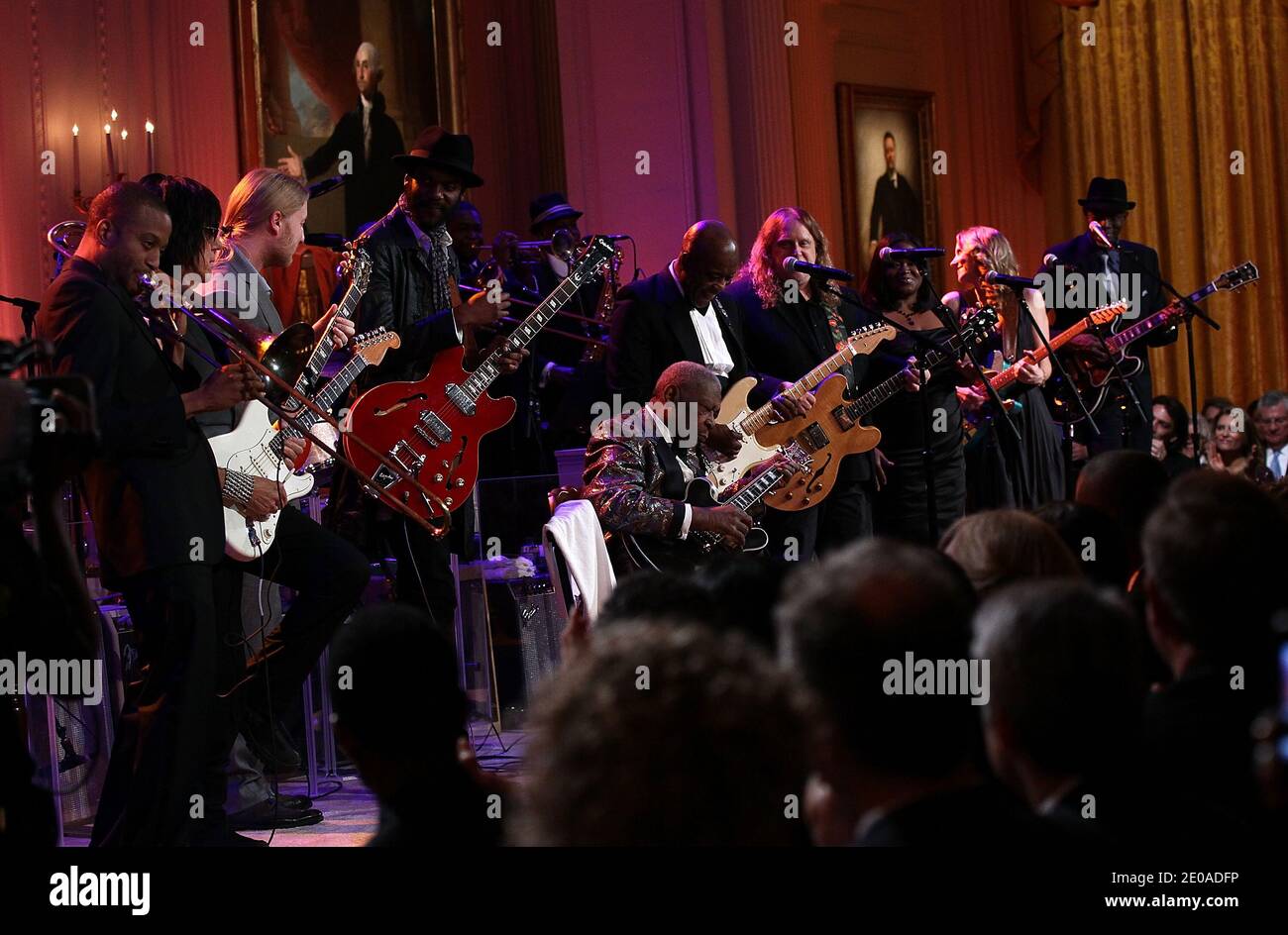 Blues-Legende B. B. King tritt mit einer All-Star-Besetzung bei einem White House Event mit dem Titel in Performance at the White House: Red, White and Blues in Washington, DC am 21. Februar 2012 auf. Im Rahmen der in Perfomance-Reihe wurden Musiklegenden und zeitgenössische große Künstler eingeladen, im Weißen Haus zu einer Feier der Blues-Musik und in Anerkennung des Black History Month aufzutreten. Auf dem Programm standen Auftritte von Troy 'Trombone Shorty' Andrews, Gary Clark, Jr., Shemekia Copeland, Buddy Guy, Warren Haynes, Mick Jagger, Keb Mo, Susan Tedeschi und Derek Trucks, mit Taraji P. Henson als The Stockfoto