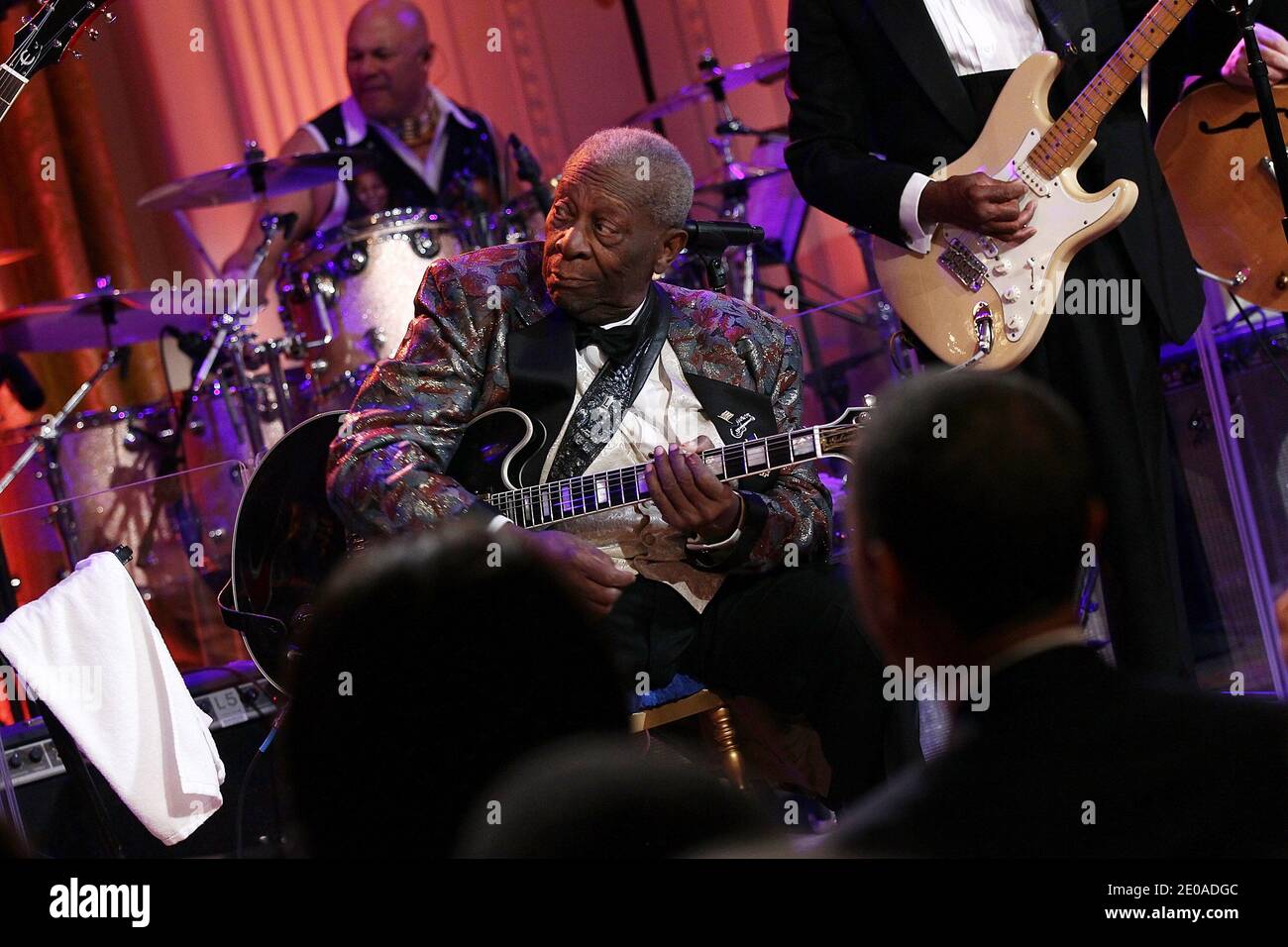 Blues-Legende B. B. King tritt mit einer All-Star-Besetzung bei einem White House Event mit dem Titel in Performance at the White House: Red, White and Blues in Washington, DC am 21. Februar 2012 auf. Im Rahmen der in Perfomance-Reihe wurden Musiklegenden und zeitgenössische große Künstler eingeladen, im Weißen Haus zu einer Feier der Blues-Musik und in Anerkennung des Black History Month aufzutreten. Auf dem Programm standen Auftritte von Troy 'Trombone Shorty' Andrews, Gary Clark, Jr., Shemekia Copeland, Buddy Guy, Warren Haynes, Mick Jagger, Keb Mo, Susan Tedeschi und Derek Trucks, mit Taraji P. Henson als The Stockfoto