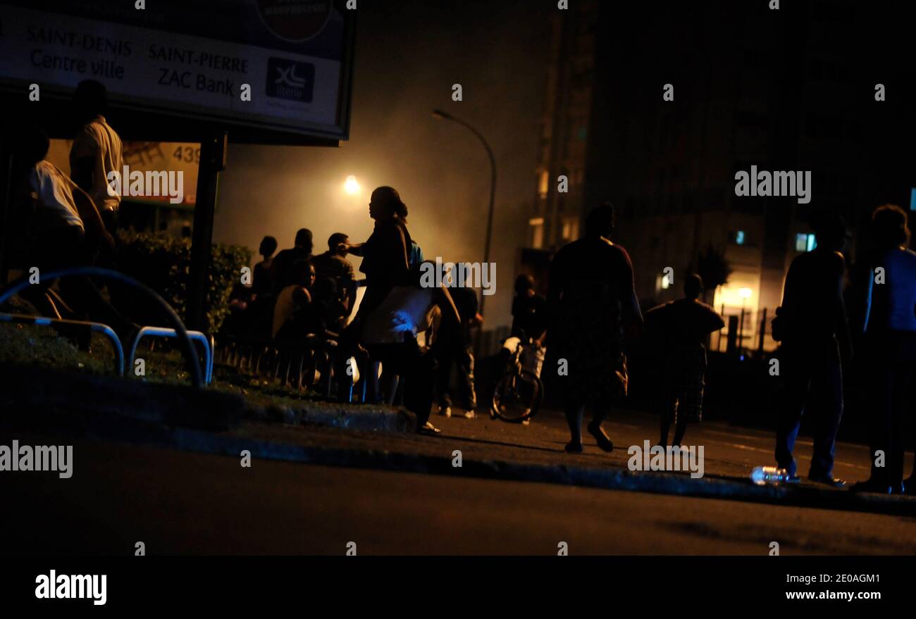 Atmosphäre während der Unruhen zwischen Jugendlichen und Polizeikräften im Chaudron-Viertel in Saint-Denis de la Reunion auf der französischen Réunion-Insel im Indischen Ozean am 24. Februar 2012. Die Zusammenstöße begannen am Vortag während einer Demonstration in Saint-Denis de la Reunion gegen die hohen Lebenshaltungskosten. Foto von Serge Leplege/ABACAPRESS.COM Stockfoto