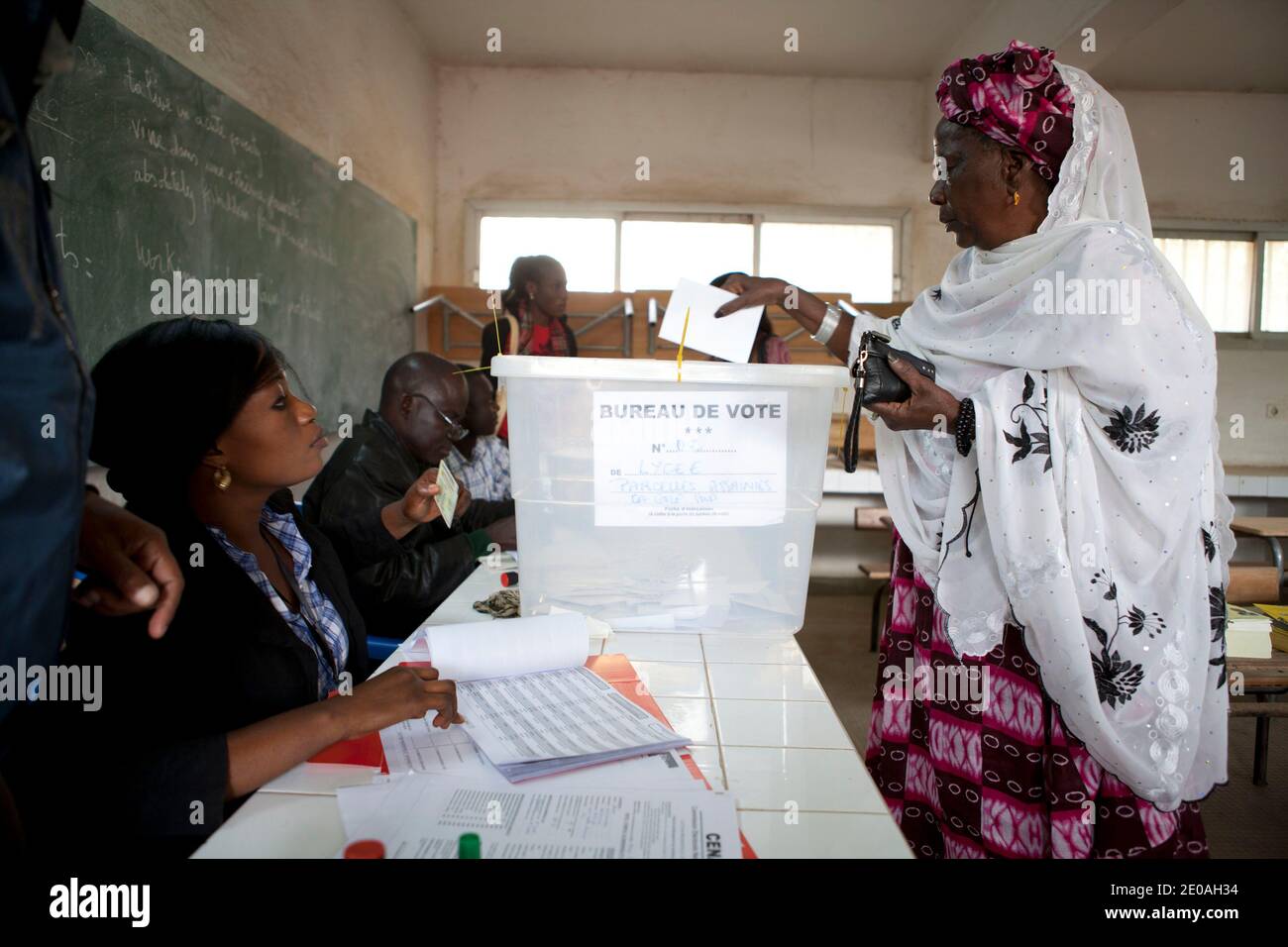 Eine Senegalesin stimmt am 26. Februar 2012 in einem Wahllokal in Parcelles Assainies im Vorort Dakar, Senegal, ab. Foto von Julien Tack/ABACAPRESS.COM Stockfoto