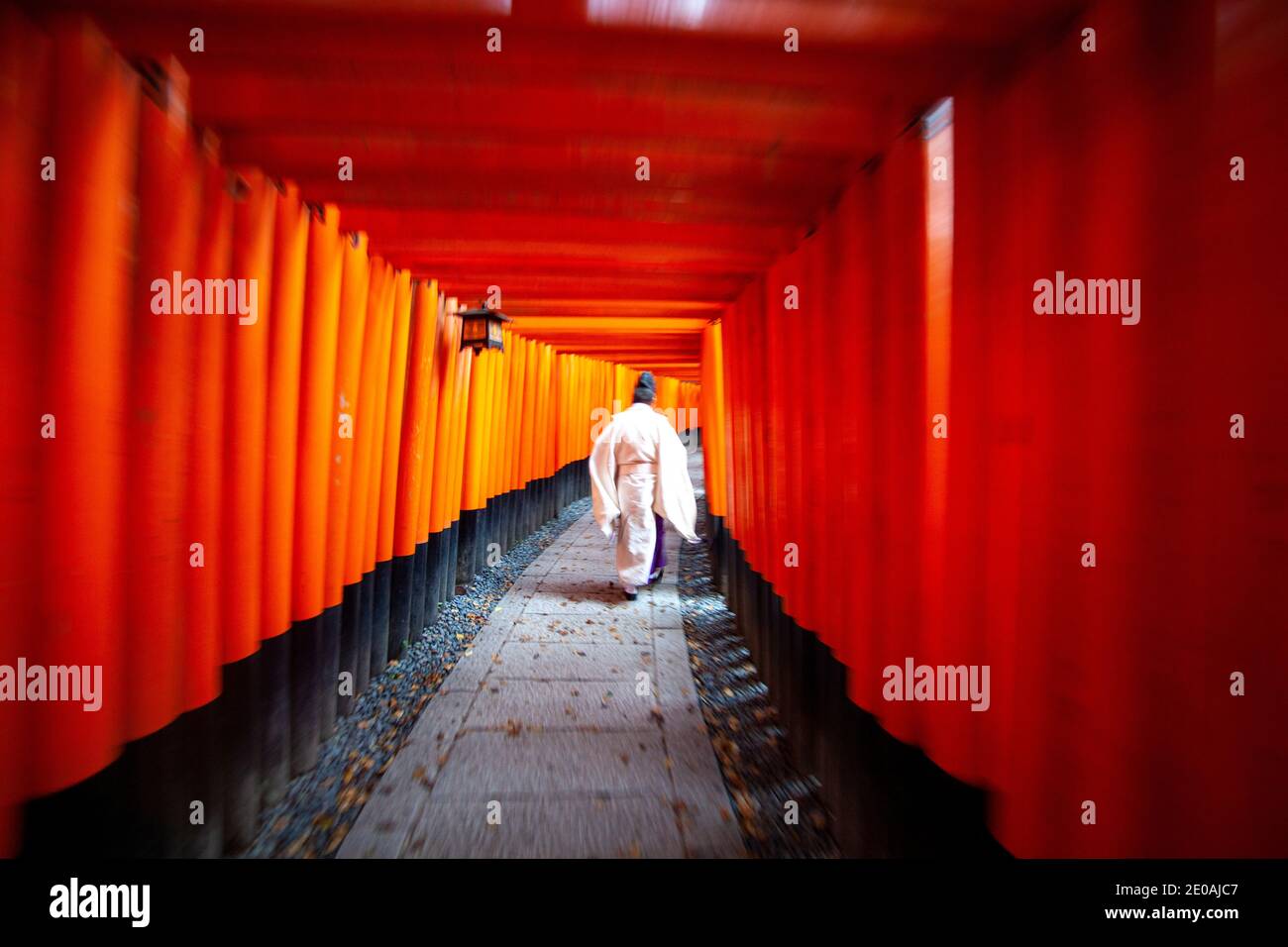 Der Priester in traditionellen japanischen Kimonos zu Fuß am Fushimi Inari Schrein in Kyoto, Japan Stockfoto