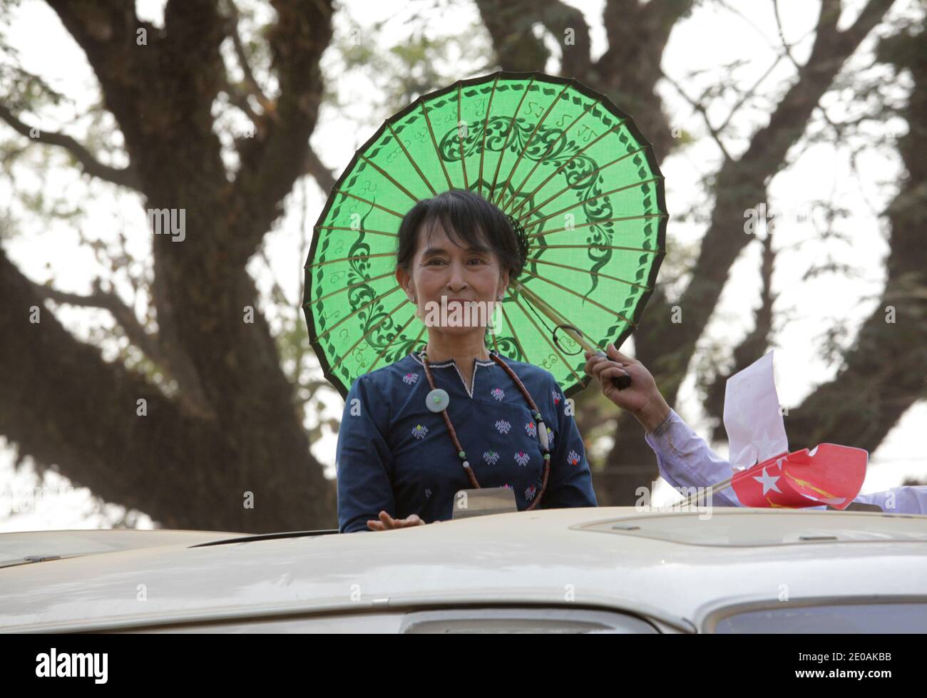 Friedensnobelpreisträgerin und Vorsitzende der Nationalen Liga für Demokratie (NLD) Aung San Suu Kyi auf der Wahlkampfreise in Myitkyina, Myammar am 23. Februar 2012 vor den Nachwahlen vom 1. April. Die Oppositionsführerin Myanmars ging im Rahmen ihres Wahlkampfs in den Staat Kachin. Im Kachin-Staat gibt es immer noch Kämpfe in der Nähe der chinesischen Grenze zwischen der KIA (Kachin Independence Army) und der Myanmar-Armee trotz Myanmar-Präsidenten Thein sein, um dem Militär die Offensive zu stoppen. Foto von Christophe Loviny/ABACAPRESS.COM Stockfoto