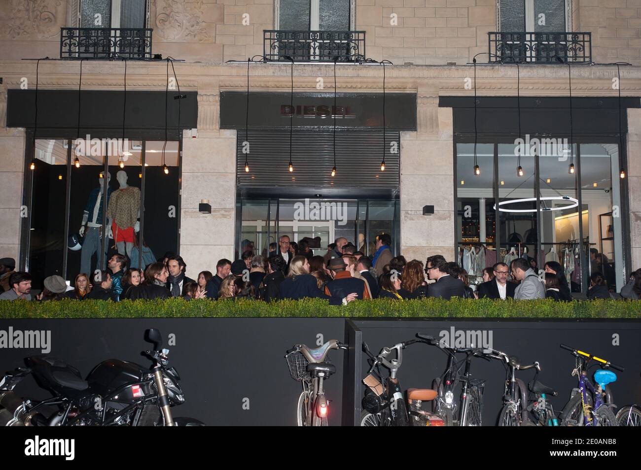 Atmosphäre während der Eröffnung des neuen Diesel-Geschäfts in der Rue Sainte Croix de la Bretonnerie 21 in Paris, Frankreich am 1. März 2012. Foto von Nicolas Genin/ABACAPRESS.COM Stockfoto