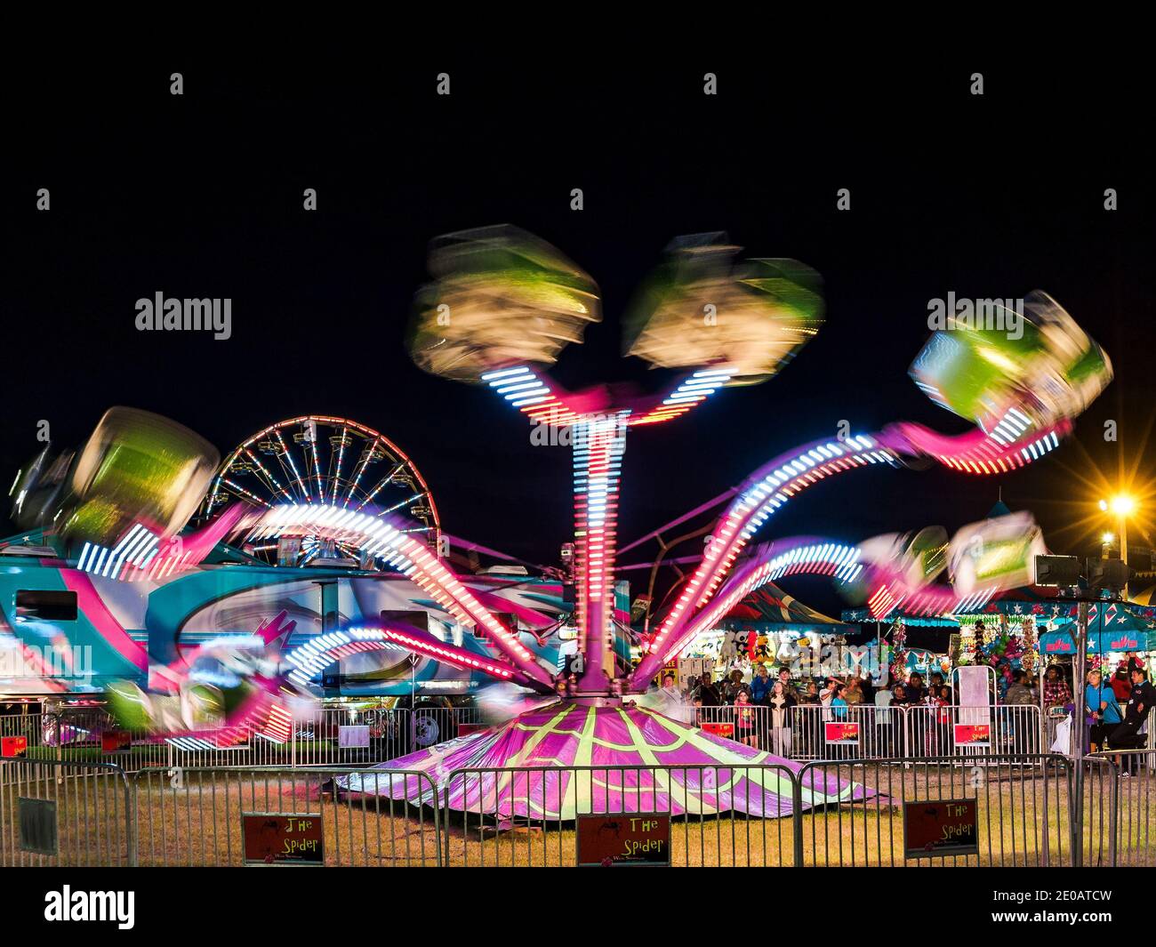 Bunte Spinning Karneval Fahrt auf einem County Fair, State Fair, oder nationale Messe in Montgomery Alabama, USA. Stockfoto