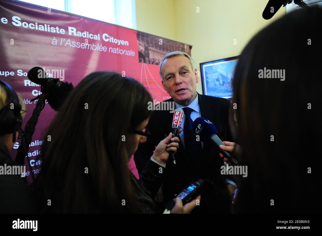 Der französische Vorsitzende der französischen sozialistischen Parteigruppe bei der Nationalversammlung Jean-Marc Ayrault hält am 6. März 2012 eine Pressekonferenz bei der Nationalversammlung in Paris, Frankreich. Foto von Mousse/ABACAPRESS.COM Stockfoto