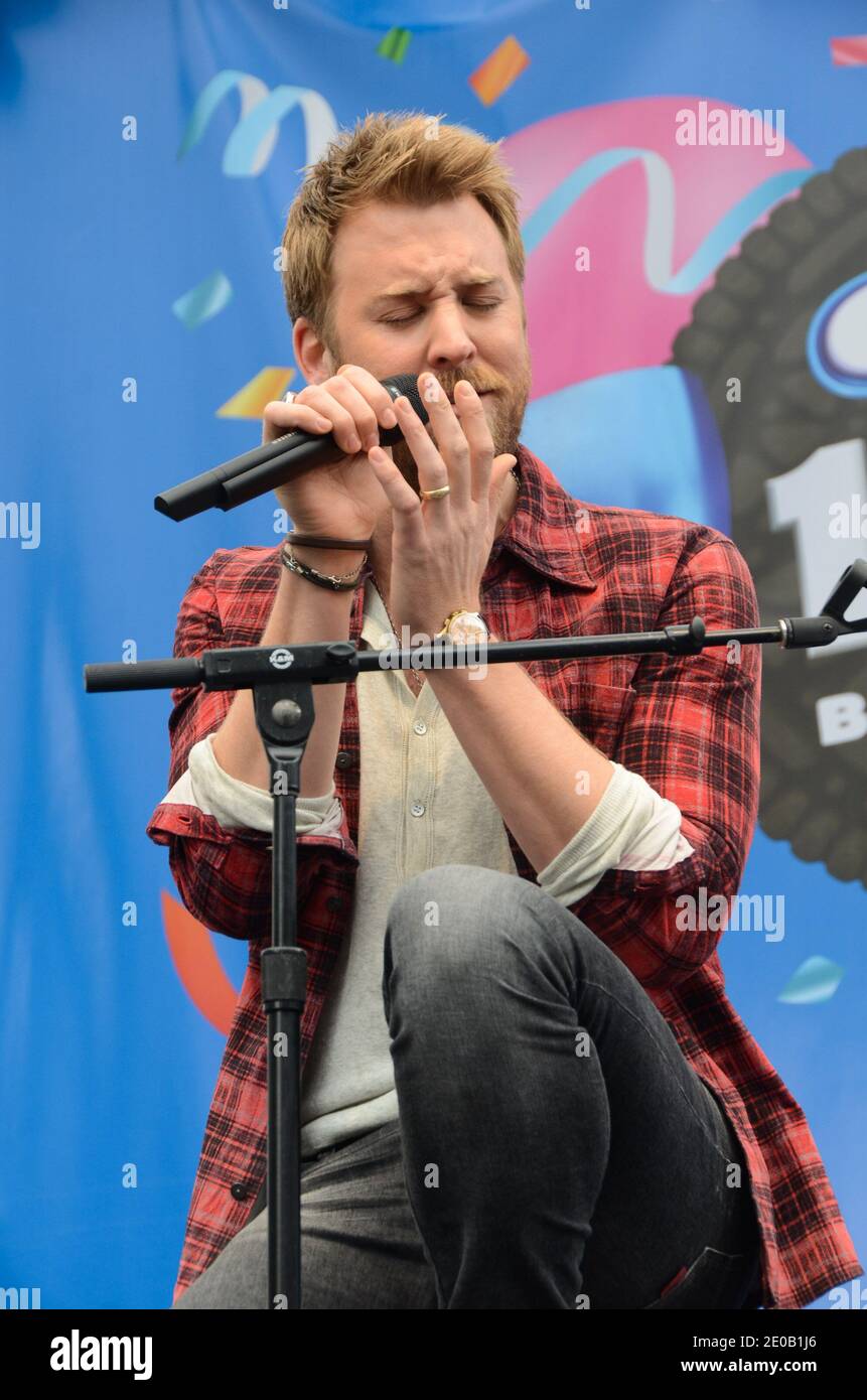 Charles Kelley von Lady Antebellum auf der Bühne für Oreo Cookies 100.Geburtstag Feier mit einer besonderen Leistung von Lady Antebellum im The Grove in Los Angeles, Kalifornien am 6. März 2012 statt. Foto von Tonya Wise / ABACAPRESS.COM (im Bild: Charles Kelley von Lady Antebellum) Stockfoto