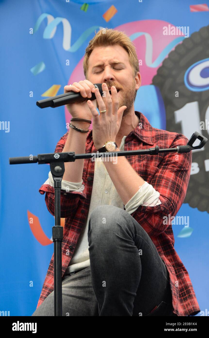 Charles Kelley von Lady Antebellum auf der Bühne für Oreo Cookies 100.Geburtstag Feier mit einer besonderen Leistung von Lady Antebellum im The Grove in Los Angeles, Kalifornien am 6. März 2012 statt. Foto von Tonya Wise / ABACAPRESS.COM (im Bild: Charles Kelley von Lady Antebellum) Stockfoto