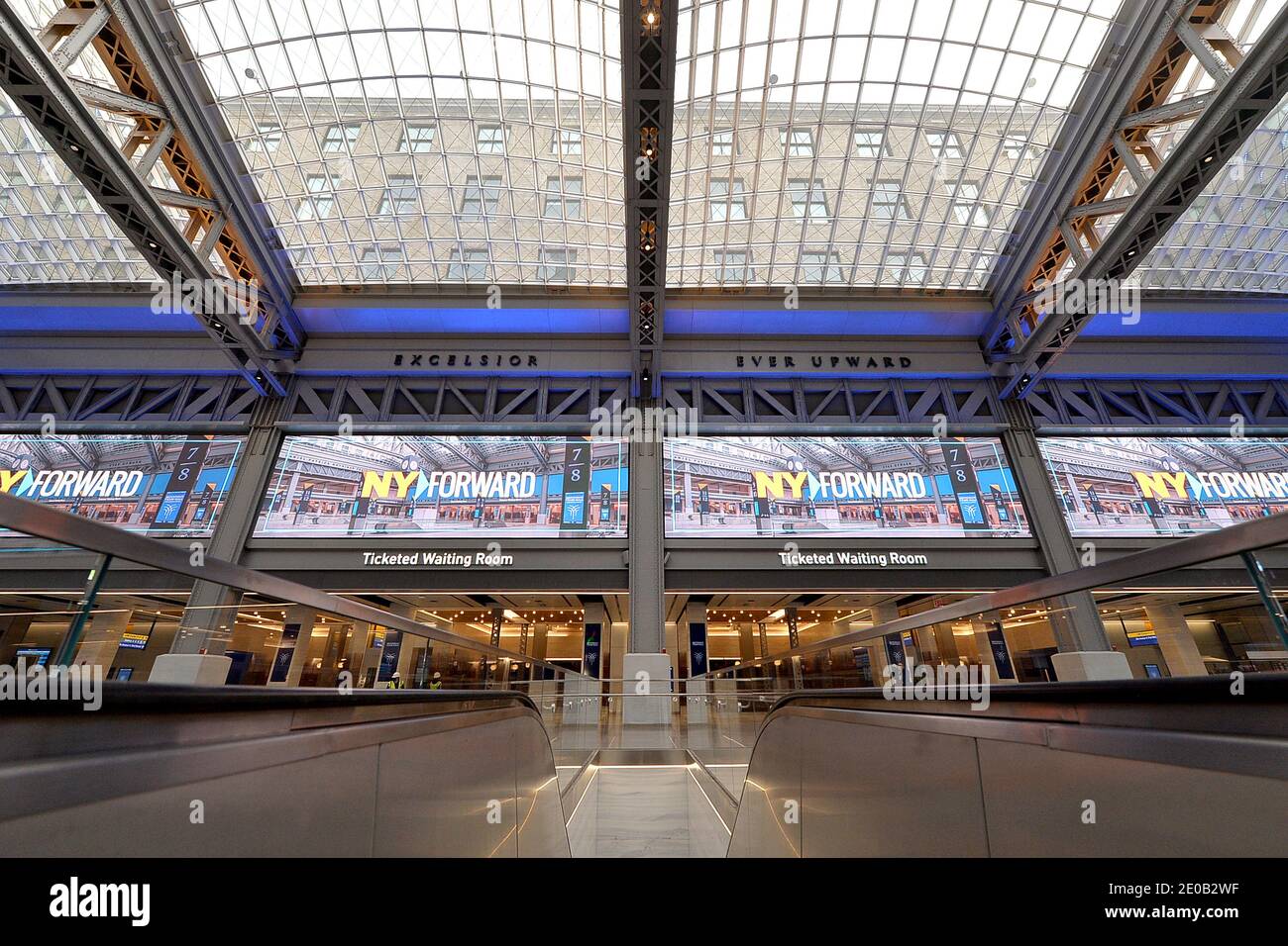 Blick auf das Innere und Glas Oberlicht nach einer Band schneiden Zeremonie von New York Gov besucht. Andrew Cuomo in der Daniel Patrick Moynihan Train Hall, New York, NY, 20. Dezember 2020. Das Projekt, das am 1. Januar 2021 eröffnet werden soll und 1.6 Milliarden Dollar kostet, verwandelt das Innere des Postgebäudes von James A. Farley in eine 225,000 Quadratmeter große Station und ersetzt die Penn Station, die sich unter dem Madison Square Garden auf der anderen Straßenseite befindet; Benannt nach dem US-Senator Daniel Patrick Moynihan (der 2003 starb), bietet die neue Station 92 Meter hohe Oberlichtdecken erinnern an die Pracht der Stockfoto