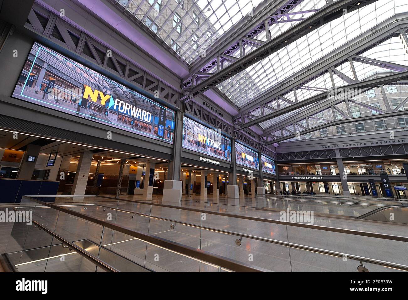 Blick auf das Innere und Glas Oberlicht nach einer Band schneiden Zeremonie von New York Gov besucht. Andrew Cuomo in der Daniel Patrick Moynihan Train Hall, New York, NY, 20. Dezember 2020. Das Projekt, das am 1. Januar 2021 eröffnet werden soll und 1.6 Milliarden Dollar kostet, verwandelt das Innere des Postgebäudes von James A. Farley in eine 225,000 Quadratmeter große Station und ersetzt die Penn Station, die sich unter dem Madison Square Garden auf der anderen Straßenseite befindet; Benannt nach dem US-Senator Daniel Patrick Moynihan (der 2003 starb), bietet die neue Station 92 Meter hohe Oberlichtdecken erinnern an die Pracht der Stockfoto