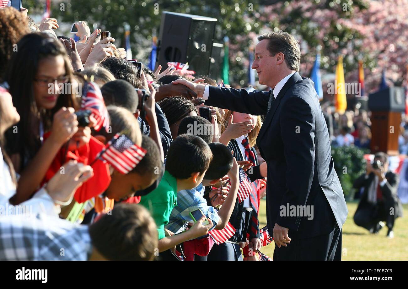 Der britische Premierminister David Cameron begrüßt die Menschen bei einer offiziellen Ankunftszeremonie am 14. März 2012 auf dem South Lawn des Weißen Hauses in Washington, DC, USA. Cameron ist auf einem dreitägigen Besuch in den USA und wird voraussichtlich Gespräche mit Obama über die Situation in Afghanistan, Syrien und Iran führen. Foto von Mark Wilson/Pool/ABACAPRESS.COM Stockfoto