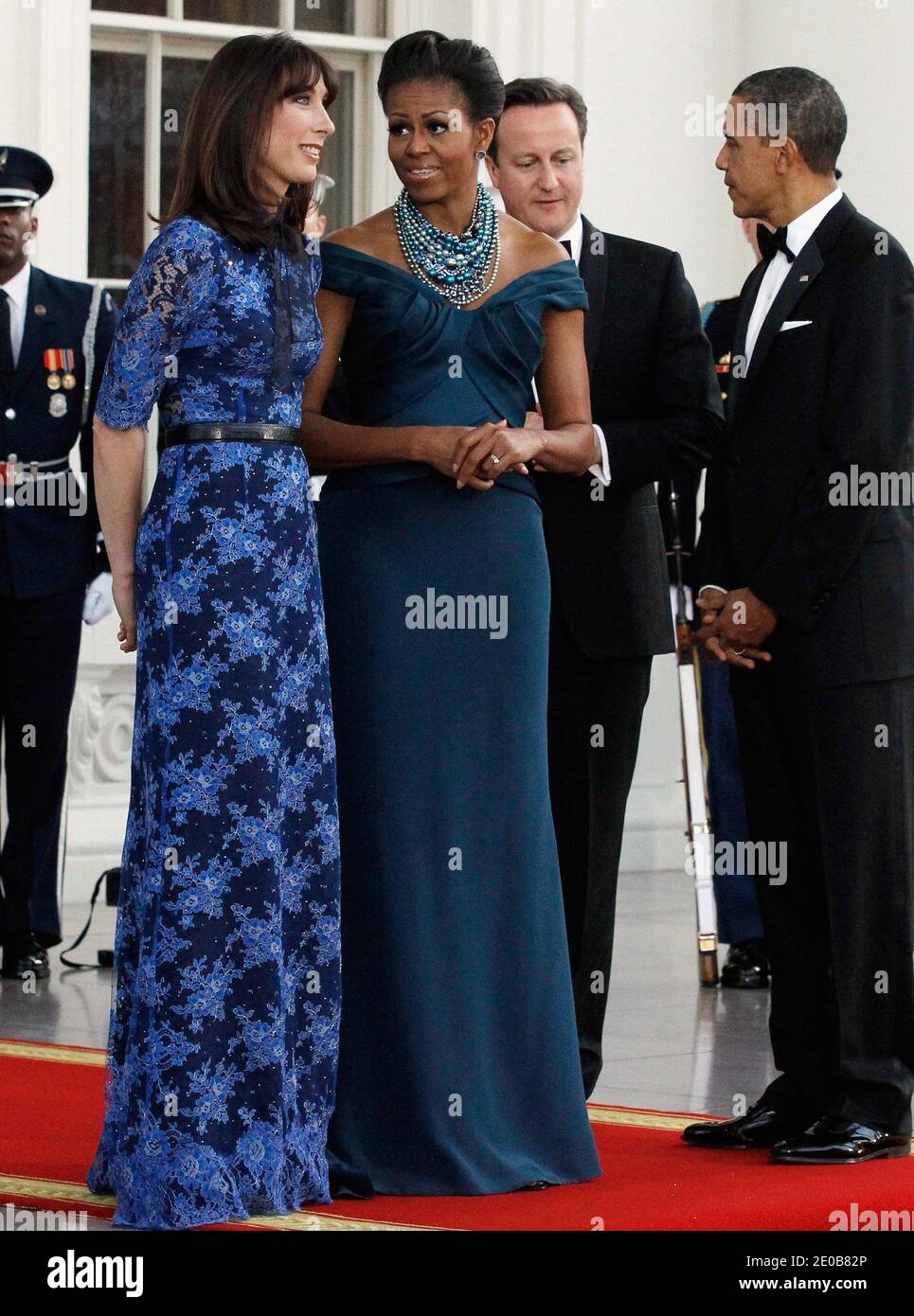 (L-R) Samantha Cameron, die First Lady Michelle Obama, der britische Premierminister David Cameron und US-Präsident Barack Obama begrüßen sich am 14. März 2012 auf dem Nordportal des Weißen Hauses in Washington, DC, USA. Premierminister Cameron ist zu einem dreitägigen Besuch in den USA und es wurde erwartet, dass er Gespräche mit Präsident Obama über die Situation in Afghanistan, Syrien und Iran führen wird. Foto von Chip Somodevilla/Pool/ABACAPRESS.COM Stockfoto