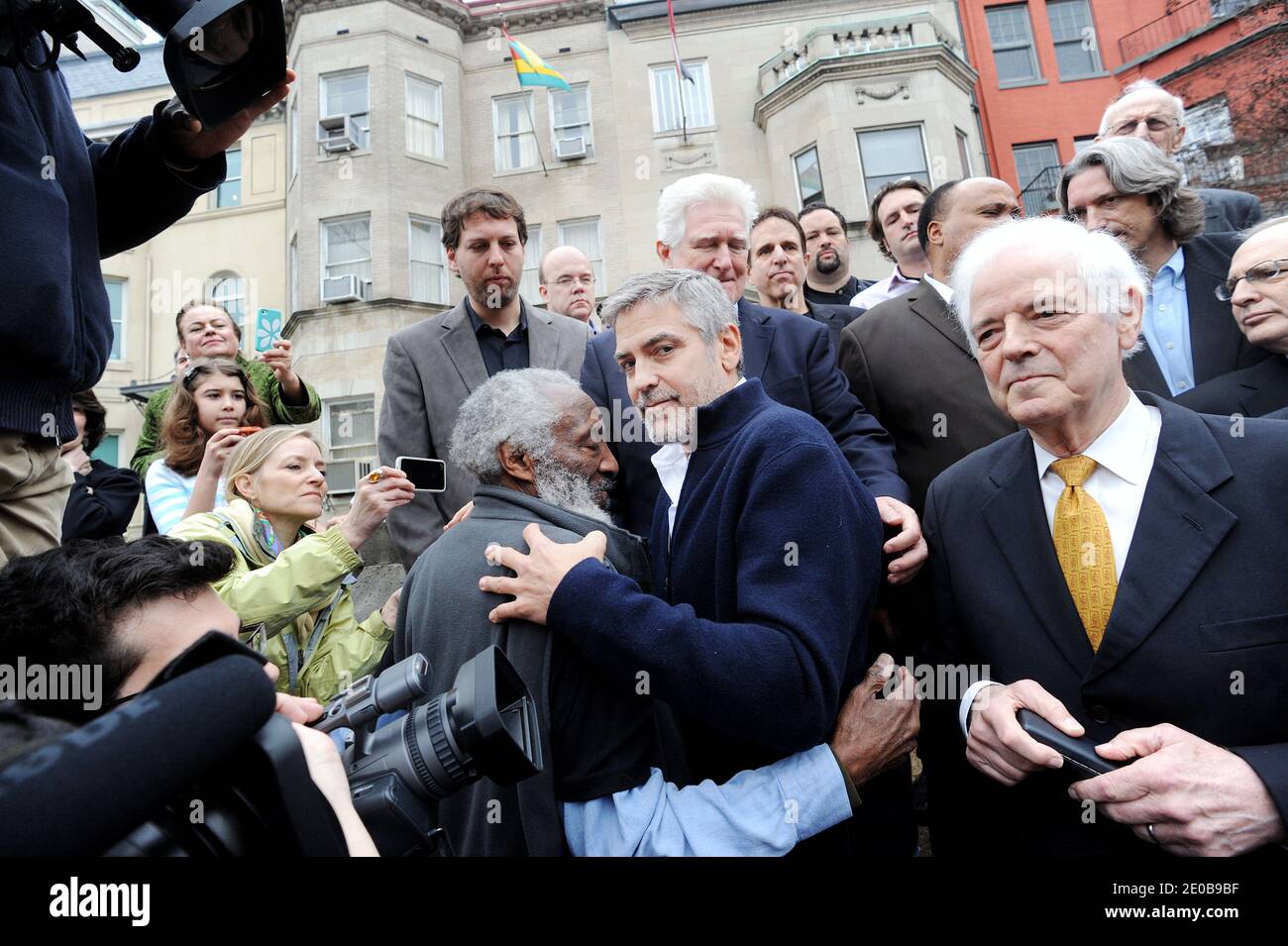 US-Schauspieler George Clooney und sein Vater Nick Clooney während einer  Demonstration vor der Sudan-Botschaft in Washington, DC, am 16. März 2012.  Foto von Olivier DoulieryABACAPRESS.COM Stockfotografie - Alamy