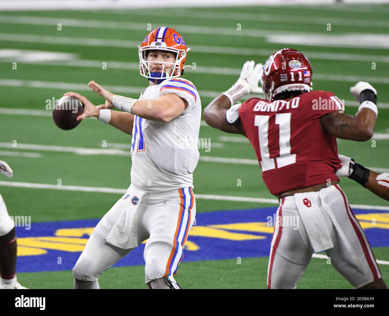 Arlington, Usa. Dezember 2020. Florida Quarterback Kyle Trask wirft gegen die Oklahoma Sooners während der ersten Hälfte des Goodyear Cotton Bowl Classic am Mittwoch, 30. Dezember 2020 im AT&T Stadium in Arlington, Texas. Foto von Ian Halperin/UPI Kredit: UPI/Alamy Live Nachrichten Stockfoto