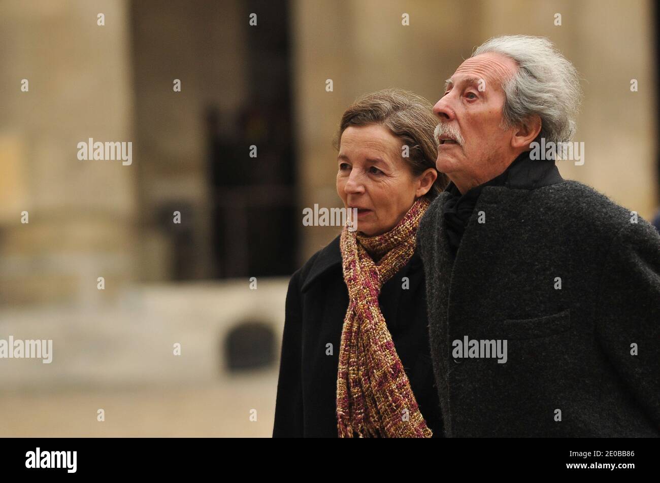 Der französische Schauspieler Jean Rochefort und seine Frau Delphine Gleize kommen am 19. März 2012 im Invalidendom in Paris zur Hommage an den verstorbenen oscar-Gewinner Pierre Schoendoerffer. Pierre Schöndoerffer, dessen Erfahrung als Gefangener während des Indochinakrieges seine Arbeit anheizte, starb am 14. März im Alter von 83 Jahren. Foto von Christophe Guibbaud/ABACAPRESS.COM Stockfoto