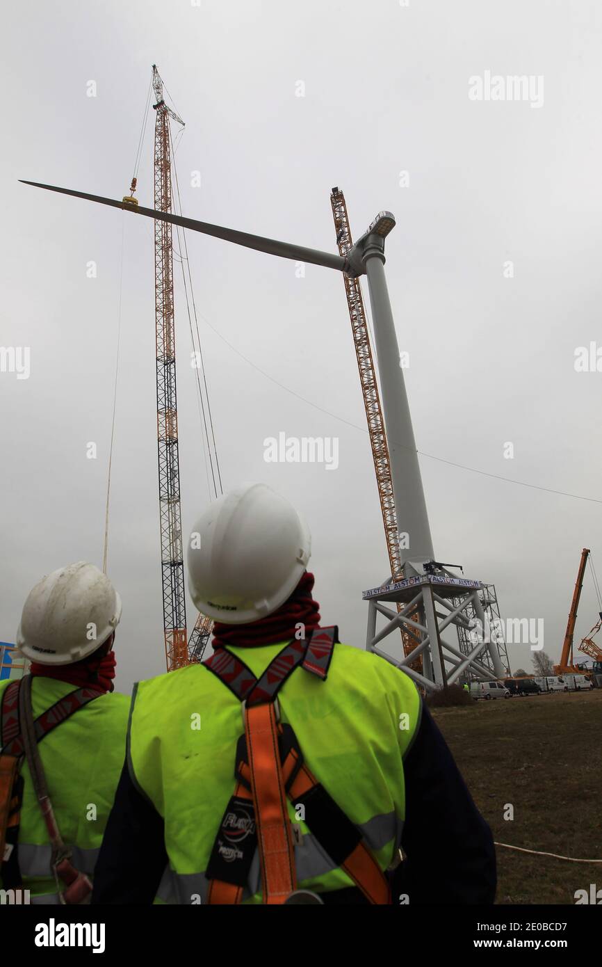 Am 16. März 2012 inspizieren Techniker die Rotorblätter einer „Haliade 150“-Windenergieanlage am Offshore-Windstandort von Alstom in Le Carnet an der Mündung der Loire in der Nähe von Saint Nazaire im Westen Frankreichs. Die LM Wind Power Group aus Dänemark entwickelte in einer strategischen Partnerschaft mit Alstom das längste jemals produzierte Windturbinenblatt, das für Alstoms neue 6-MW-Windkraftanlage für den wachsenden europäischen Offshore-Windmarkt entwickelt wurde. Die Windenergieanlage wird an Land am Standort Le Carnet getestet. Foto von Laetitia Notarianni/ABACAPRESS.COM Stockfoto