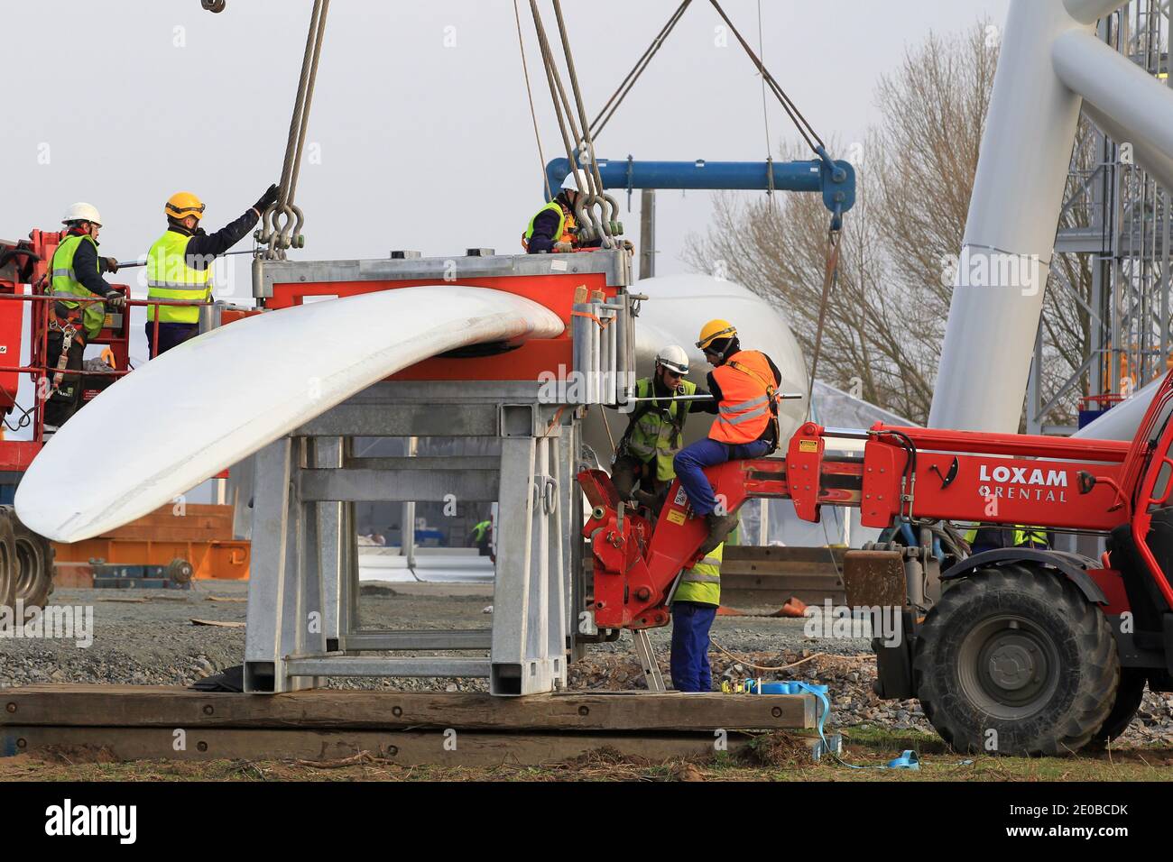 Am 16. März 2012 inspizieren Techniker die Rotorblätter einer „Haliade 150“-Windenergieanlage am Offshore-Windstandort von Alstom in Le Carnet an der Mündung der Loire in der Nähe von Saint Nazaire im Westen Frankreichs. Die LM Wind Power Group aus Dänemark entwickelte in einer strategischen Partnerschaft mit Alstom das längste jemals produzierte Windturbinenblatt, das für Alstoms neue 6-MW-Windkraftanlage für den wachsenden europäischen Offshore-Windmarkt entwickelt wurde. Die Windenergieanlage wird an Land am Standort Le Carnet getestet. Foto von Laetitia Notarianni/ABACAPRESS.COM Stockfoto