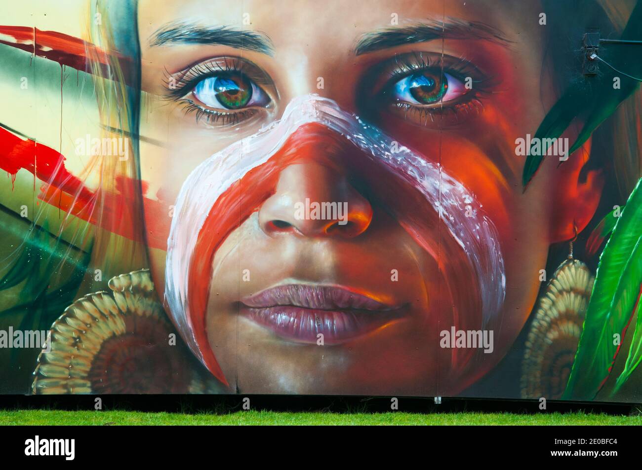 Kulin Nations Aborigines-Erbe wurde auf einem Wandgemälde des Straßenkünstlers Matt Adnate im Sidney Myer Music Bowl, Melbourne, Dezember 2020 gefeiert Stockfoto