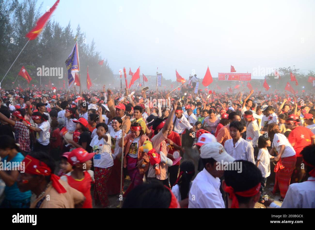 Tausende von ekstatischen Anhängern der Friedensnobelpreisträgerin und der Oppositionsführerin Aung San Suu Kyi aus Myanmar versammelten sich am 21. März 2012 zu einer Wahlkampfkundgebung in Dagon, am Stadtrand von Yangon, Myanmar. Myanmar hat die USA, Europa und andere Beobachter zu Nachwahlen im nächsten Monat eingeladen, sagte ein Beamter am 21. März, der die internationale Kontrolle von Umfragen erlaubte, die als ein wichtiger Test für seine Reformmaßgaben angesehen werden. Die Abstimmung, bei der die Nobelpreisträgerin Aung San Suu Kyi zum ersten Mal für einen Sitz im parlament steht, erfolgt ein Jahr nach der Machtübernahmen einer quasi-zivilen Regierung nach dem Ende Stockfoto