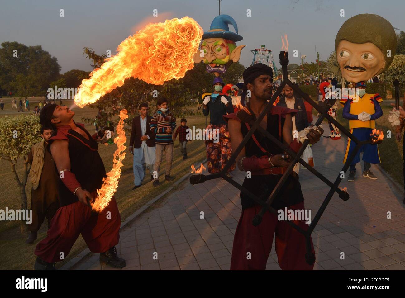 Pakistani eine große Anzahl von Familien sitzen in den Boden nehmen am "Family Winters Festival" auf der Rennstrecke Jilani Park in Lahore. Stockfoto