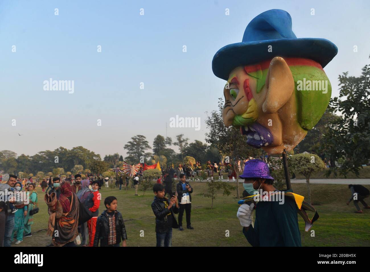 Pakistani eine große Anzahl von Familien sitzen in den Boden nehmen am "Family Winters Festival" auf der Rennstrecke Jilani Park in Lahore. Stockfoto