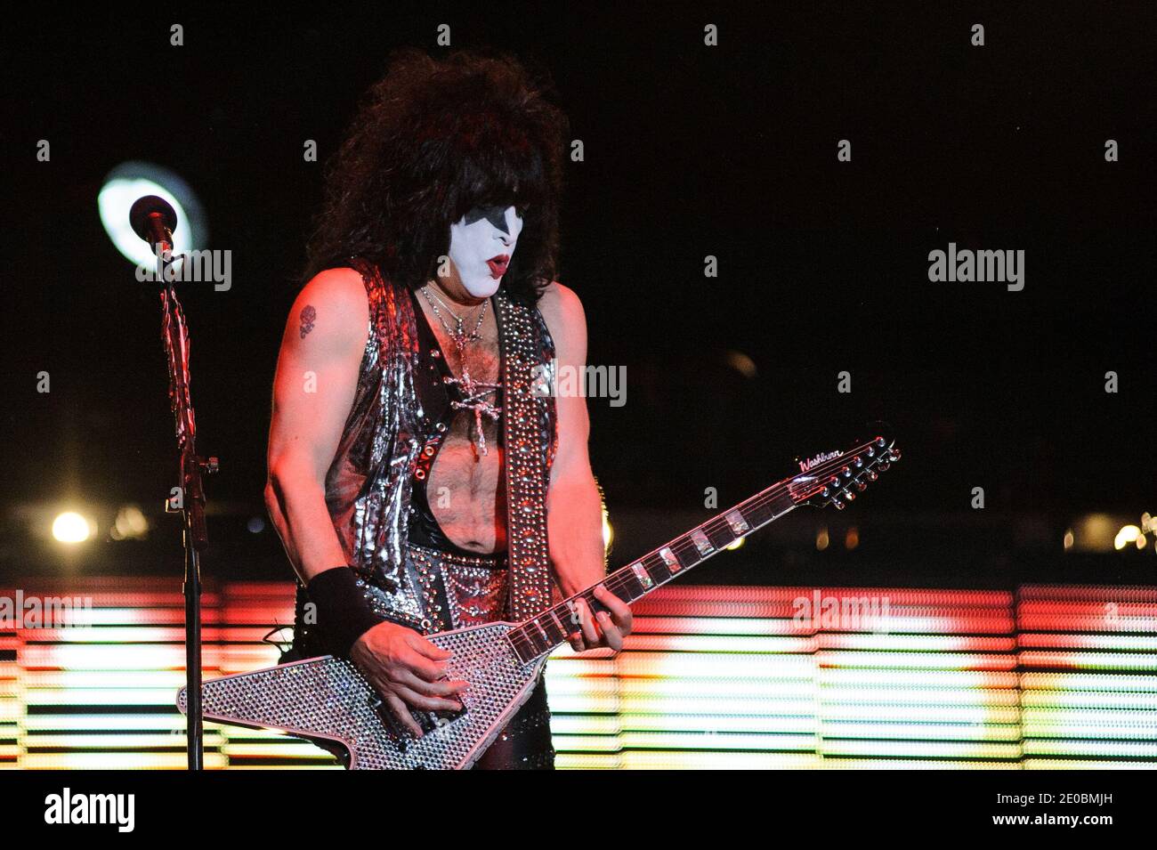 Paul Stanley Von Kiss Spielt Live Auf Der Buhne Wahrend Der Final Tour Feiern In New Orleans La Usa Am 30 Marz 2012 Foto Von Craig Mulcahy Abacapress Com Stockfotografie Alamy