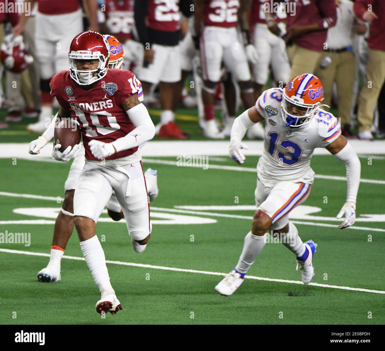 Arlington, Usa. Dezember 2020. Die Oklahoma-Sooners Theo Wease kommt bei der ersten Hälfte des Goodyear Cotton Bowl Classic am Mittwoch, den 30. Dezember 2020 im AT&T Stadium in Arlington, Texas, an der Verteidigung von Florida vorbei, um einen 36-Yard-Touchdown zu fangen. Foto von Ian Halperin/UPI Kredit: UPI/Alamy Live Nachrichten Stockfoto