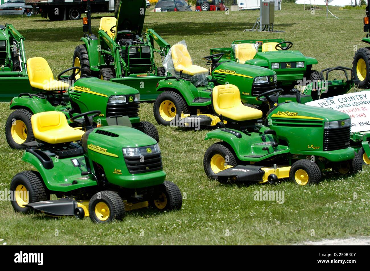 Anzeige von John Deer Traktoren für Rasen und Garten Stockfoto