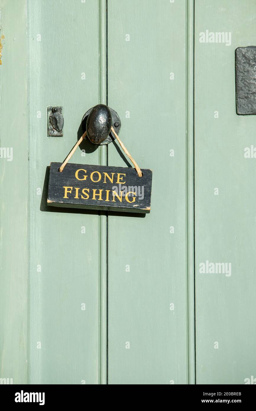 Gone Fishing Schild an einer Hütte Tür in Lower Slaughter. Cotswolds, Gloucestershire, England Stockfoto