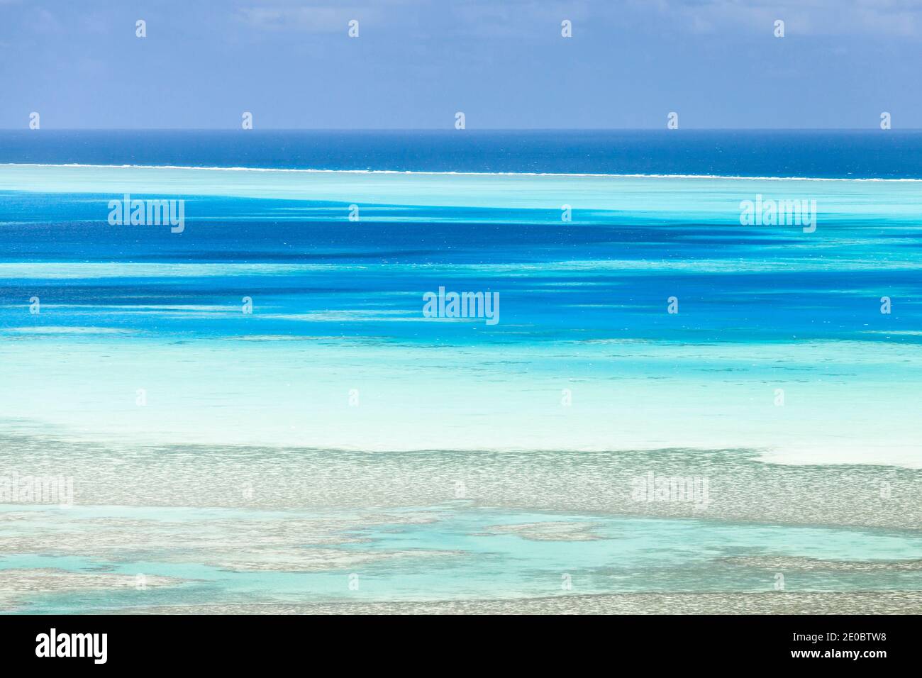 Malerische Aussicht auf das Korallenmeer und Riff, vom japanischen Leuchtturm des Zweiten Weltkriegs, Ngarchelong, Arekalong Halbinsel, Insel Babeldaob, Palau, Mikronesien, Ozeanien Stockfoto