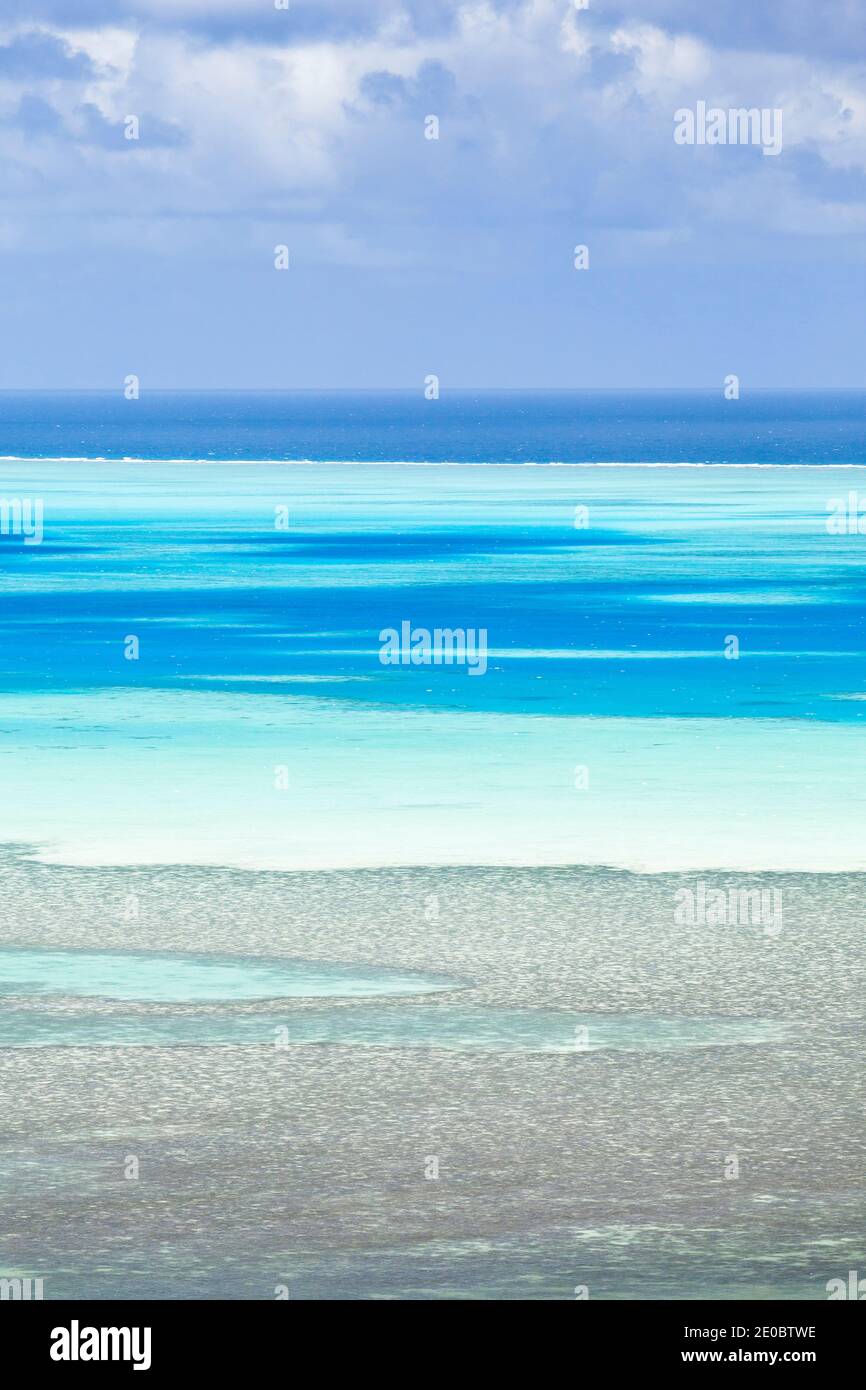 Malerische Aussicht auf das Korallenmeer und Riff, vom japanischen Leuchtturm des Zweiten Weltkriegs, Ngarchelong, Arekalong Halbinsel, Insel Babeldaob, Palau, Mikronesien, Ozeanien Stockfoto