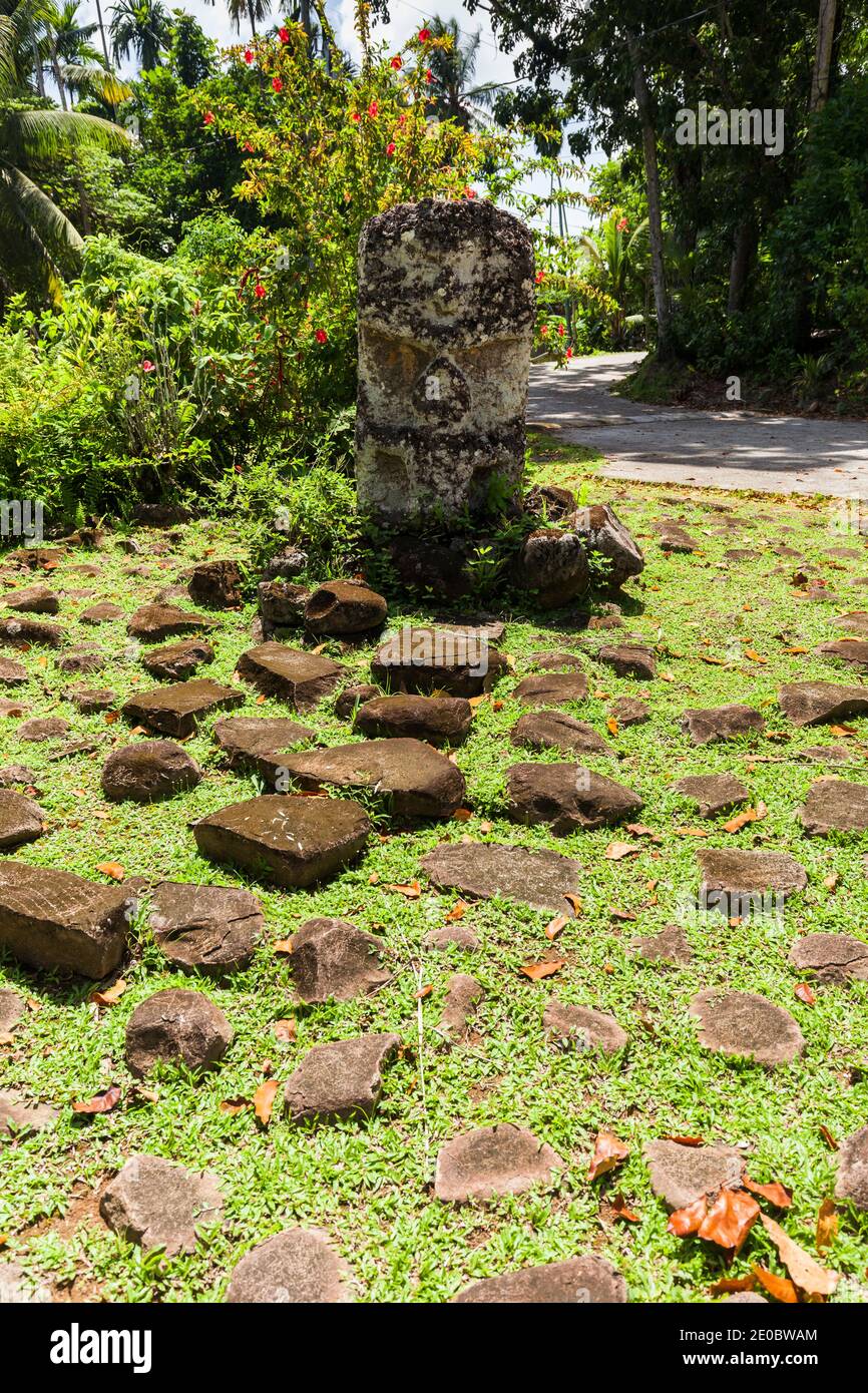 Traditionelles Gesicht Stein Monolith, genannt Mutter und Kind, in der Nähe von Ngermid, Insel Koror, Koror, Palau, Mikronesien, Ozeanien Stockfoto