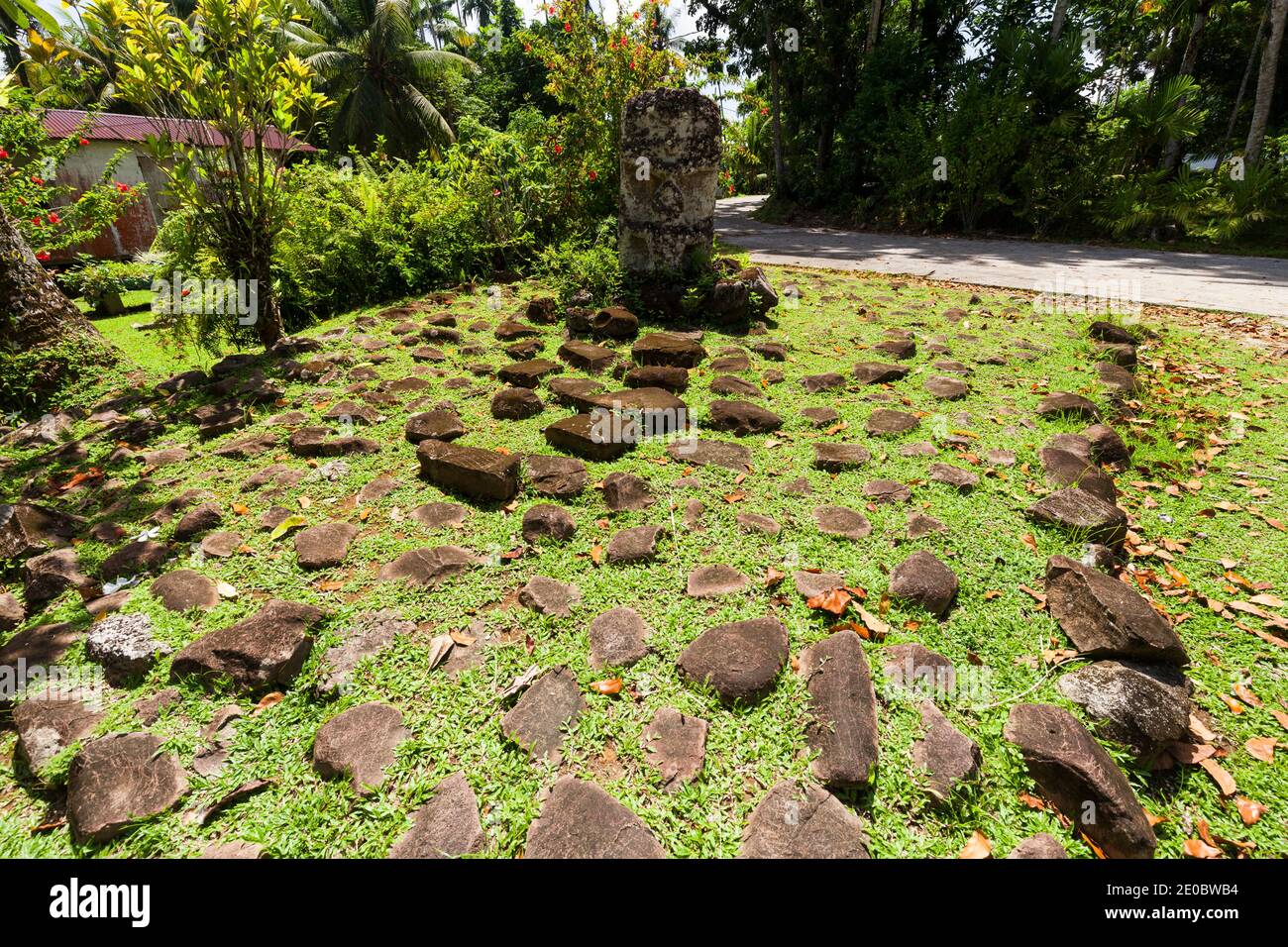 Traditionelles Gesicht Stein Monolith, genannt Mutter und Kind, in der Nähe von Ngermid, Insel Koror, Koror, Palau, Mikronesien, Ozeanien Stockfoto
