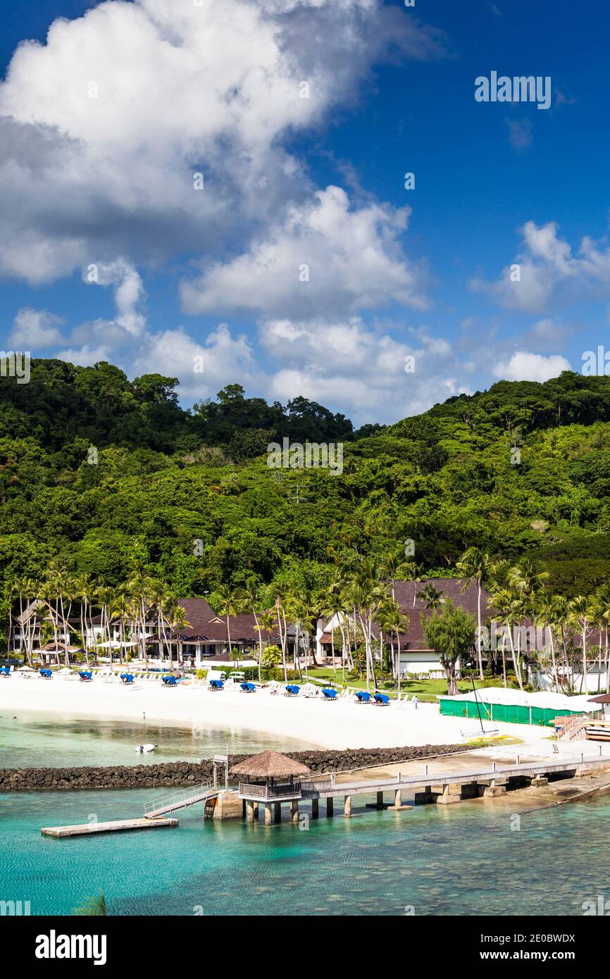 Blick auf Lagune und weißen Sandstrand, Palau Pacific Resort, Insel Ngerekebesang, auch Arakabesan Insel, Koror, Palau, Mikronesien, Ozeanien Stockfoto