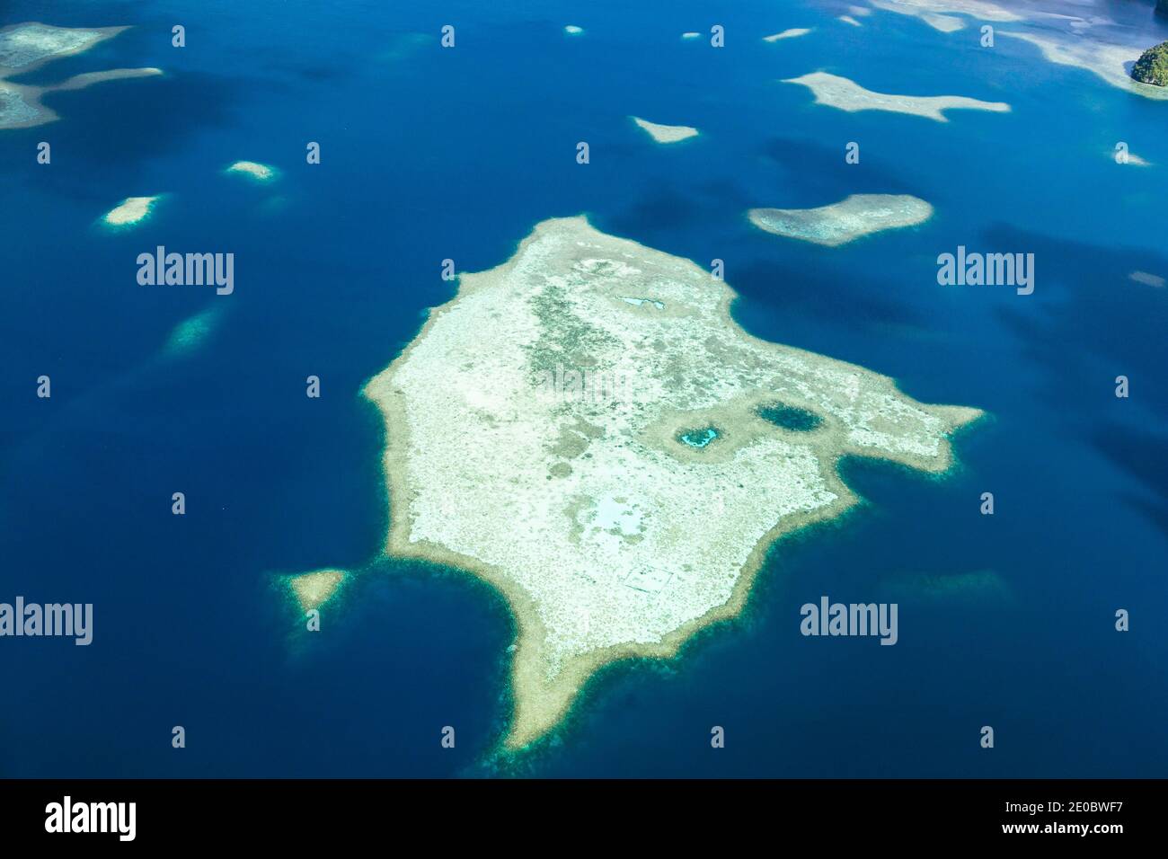 Luftaufnahme des Korallenriffs, über den Kanal zwischen Koror und der Insel Babldaob, Koror, Palau, Mikronesien, Ozeanien Stockfoto