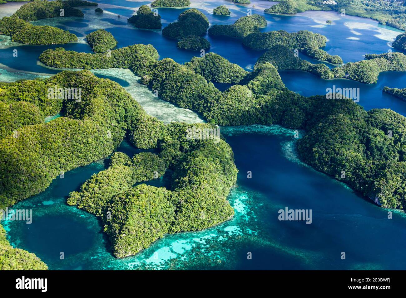 Luftaufnahme der Felseninseln, Archipel über dem Binnenmeer der Insel Koror, Nikko Bucht, Koror, Palau, Mikronesien, Ozeanien Stockfoto