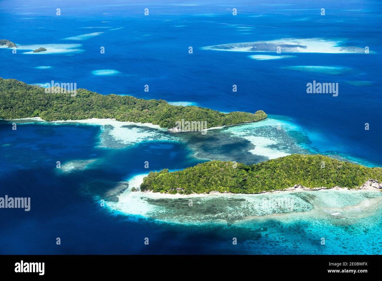 Luftaufnahme der Felseninseln, über dem Archipel der Insel Mecherchar, oder Eil Malk, Koror, Palau, Mikronesien, Ozeanien Stockfoto