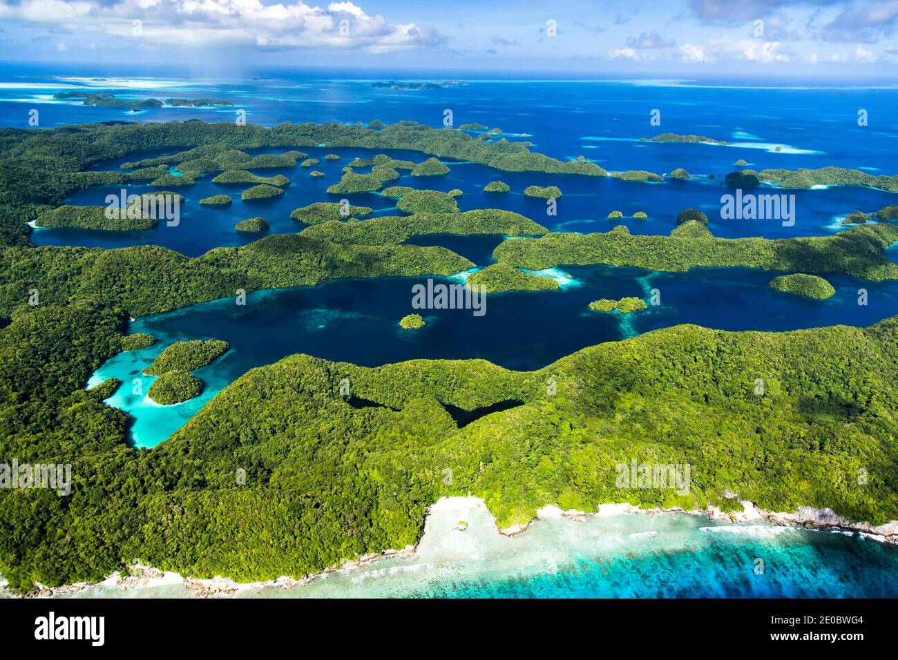 Luftaufnahme der Felseninseln, über dem Archipel der Insel Mecherchar, oder Eil Malk, Koror, Palau, Mikronesien, Ozeanien Stockfoto