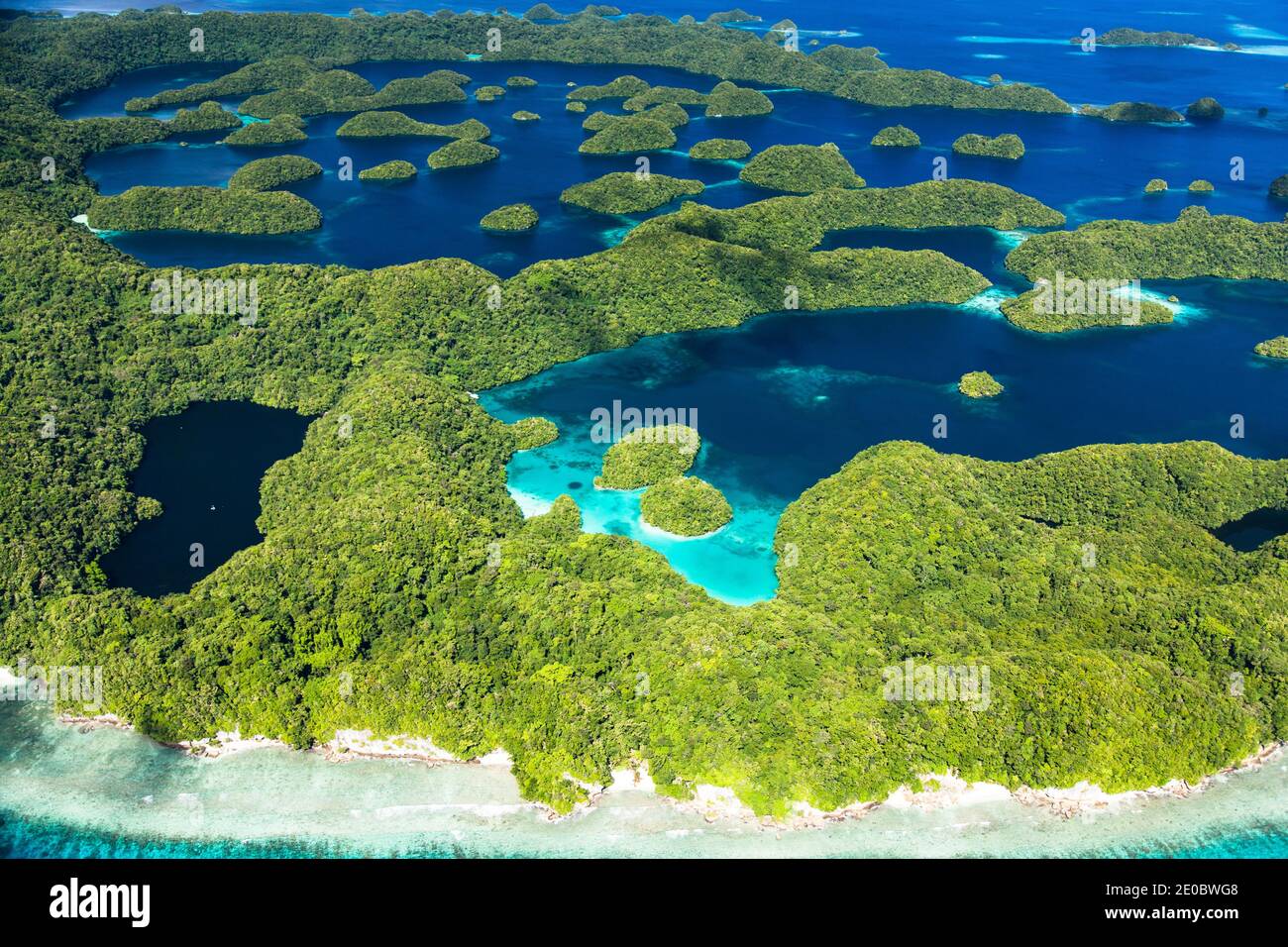 Luftaufnahme der Felseninseln, über dem Archipel der Insel Mecherchar, oder Eil Malk, Koror, Palau, Mikronesien, Ozeanien Stockfoto