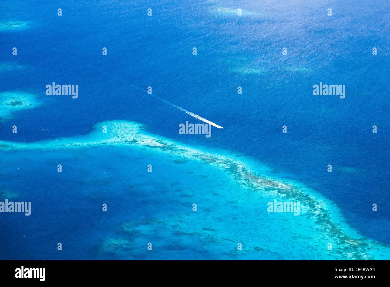 Luftaufnahme von Korallenriff und Boot, die Felseninseln, über Omekang Inseln, Koror, Palau, Mikronesien, Ozeanien Stockfoto