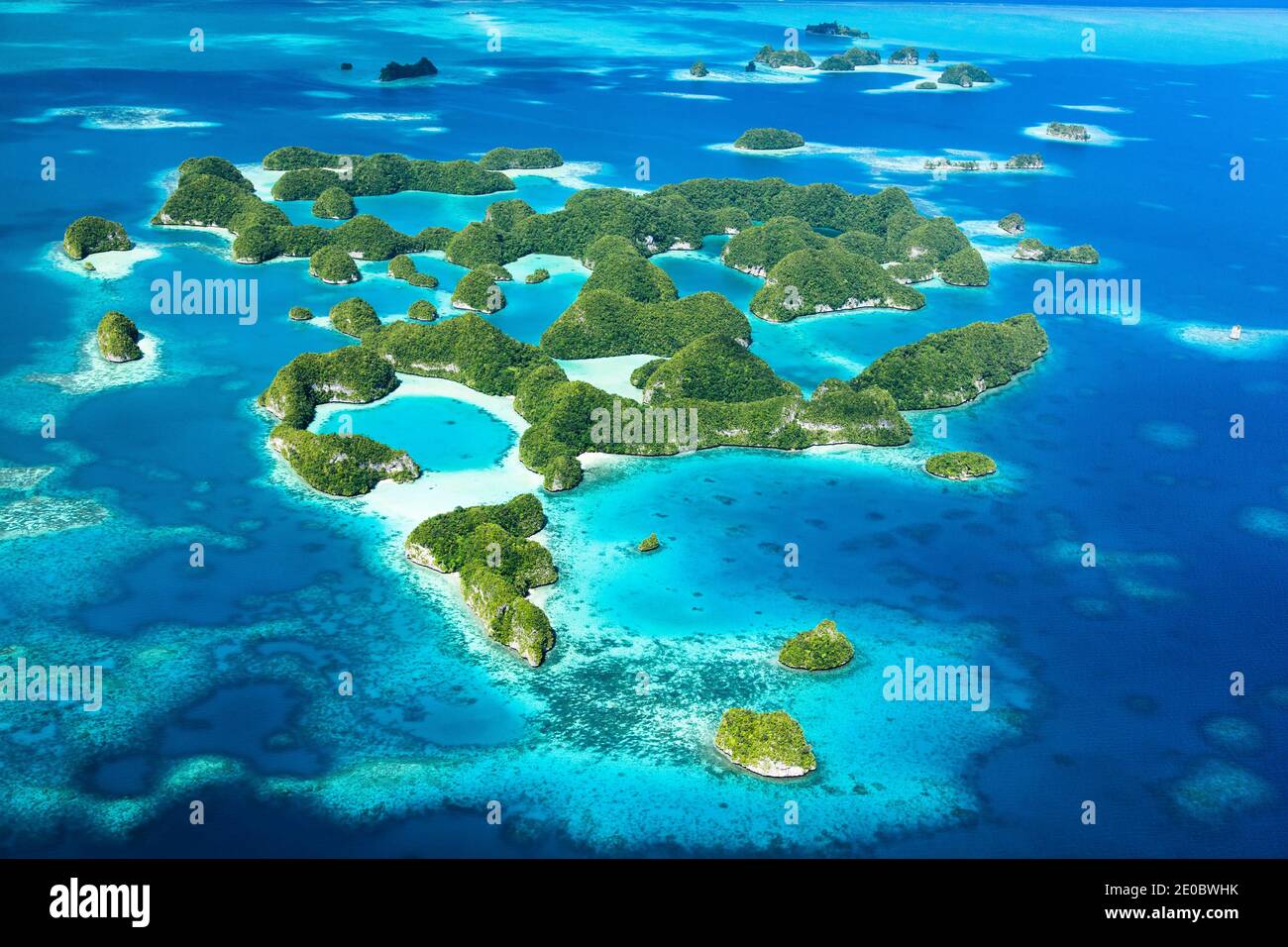 Luftaufnahme von Seventy Islands, The Rock Islands, über Archipel von Ngerukewid (Ngerukeuid) Insel, Koror, Palau, Mikronesien, Ozeanien Stockfoto