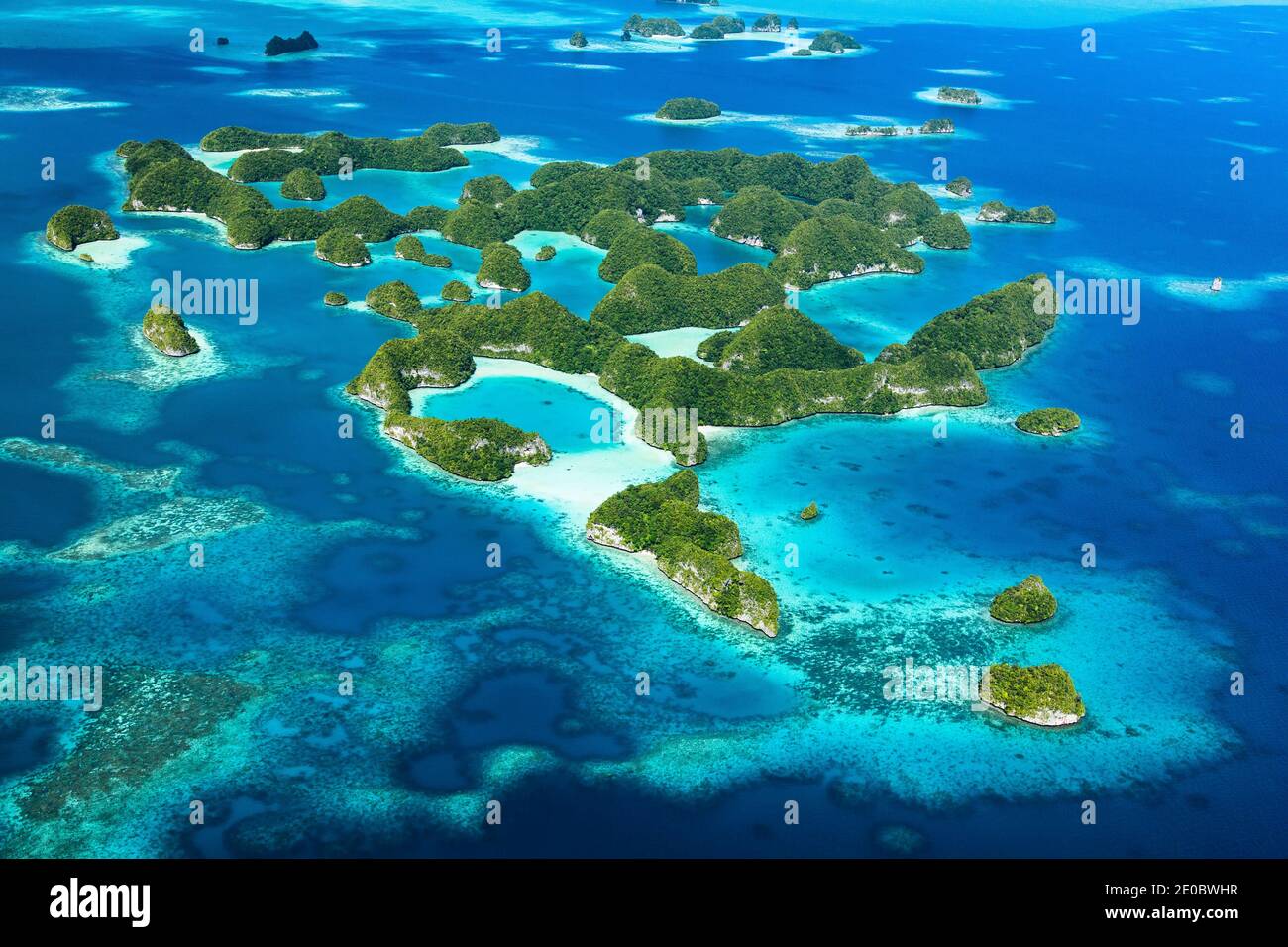 Luftaufnahme von Seventy Islands, The Rock Islands, über Archipel von Ngerukewid (Ngerukeuid) Insel, Koror, Palau, Mikronesien, Ozeanien Stockfoto